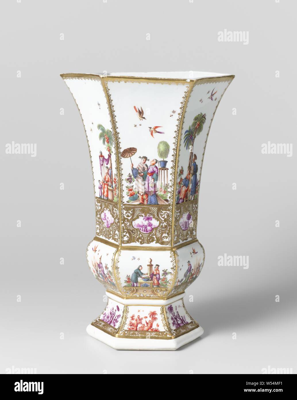Trois vases Vase, multi-couleur peint avec chinoiseries trois vases, vase  hexagonal en porcelaine peinte. Le vase a une forte base sur laquelle une  partie des nodus et l'extension vers le corps vase.