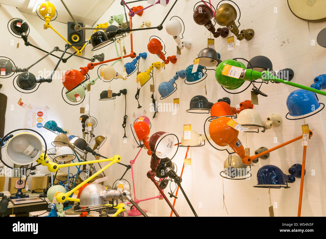 Colofoul - magasin lampe mur et lampes de table en exposition dans un magasin. Banque D'Images