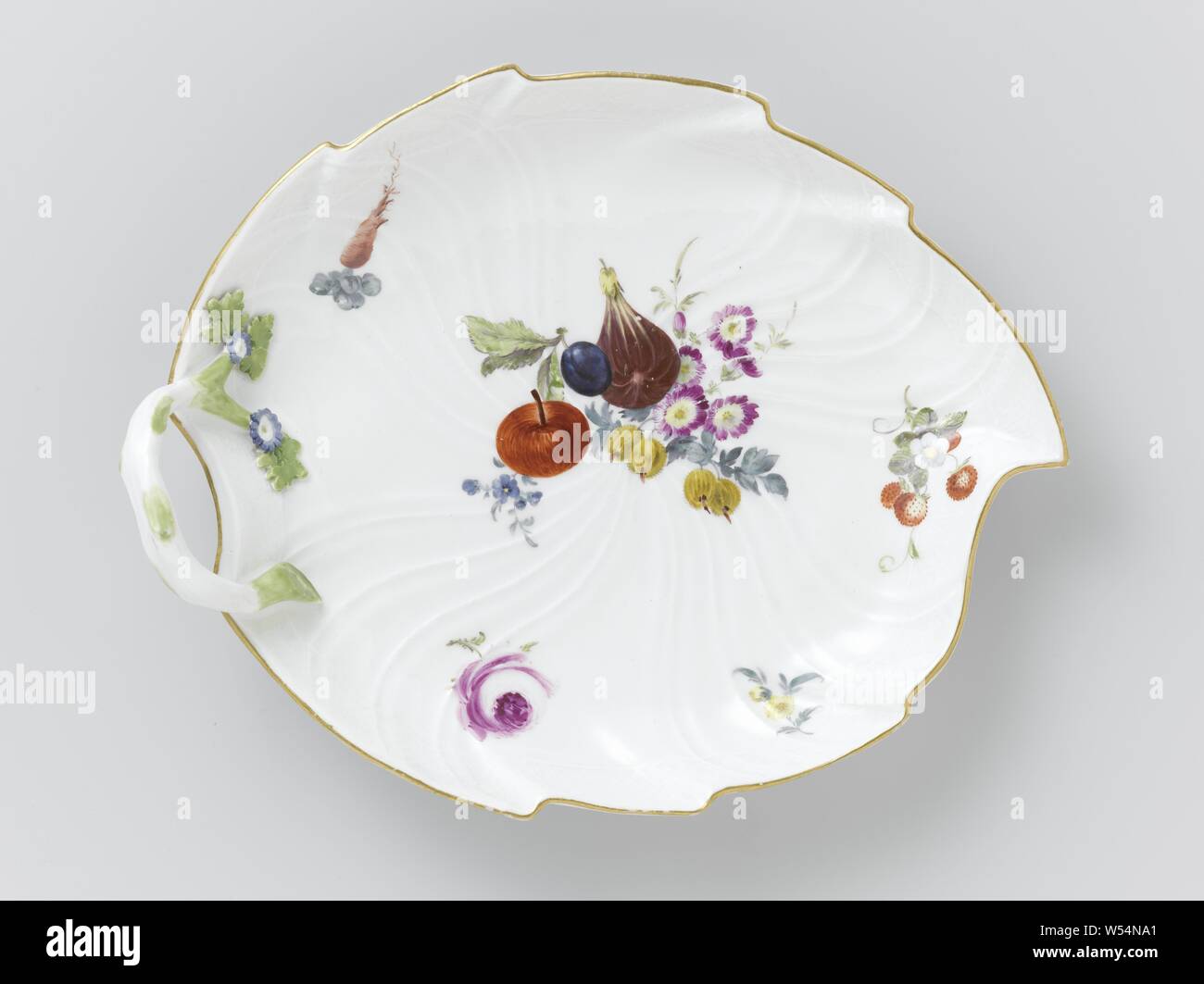 Saucer, multicolore avec Deutsche Blumen, d'insectes et de fruits, une soucoupe en forme de feuilles dentées avec une oreille en forme de branche verte avec des fleurs en plastique et laisse le plat est peint avec Deutsche Blumen, d'insectes et de fruits. Le plat forme un nid avec quatre plats. Les plats font partie d'un service. Le plat est marqué., Meissener Porzellan Manufaktur, Meissen, ch. 1750 - c. 1760, porcelaine (matériau), l 23 cm × l 17 cm Banque D'Images