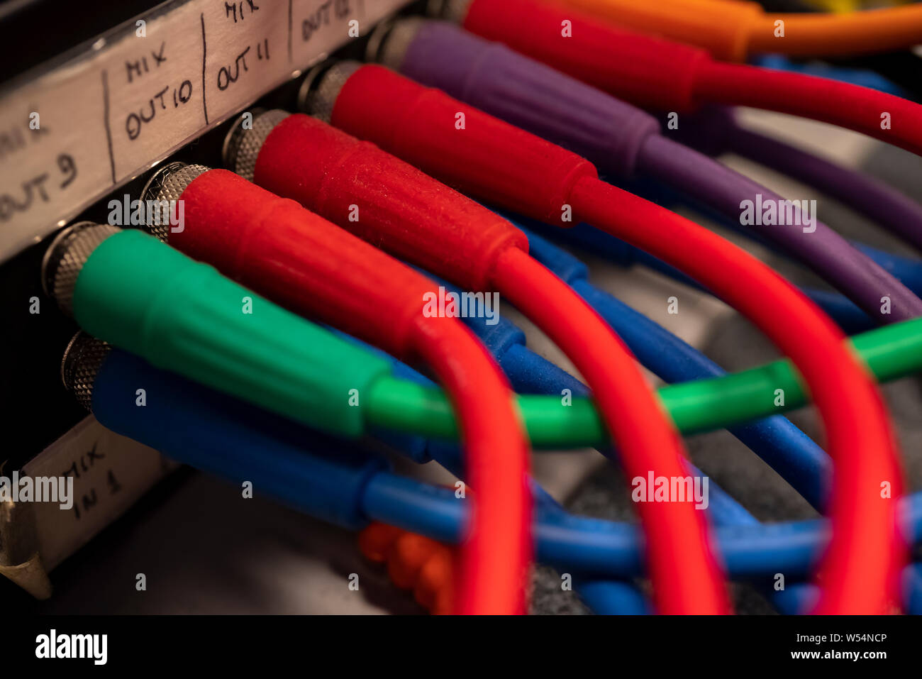 Gros plan du signal SDI BNC câbles branchés sur panneau chemin,sélectionner focus Banque D'Images