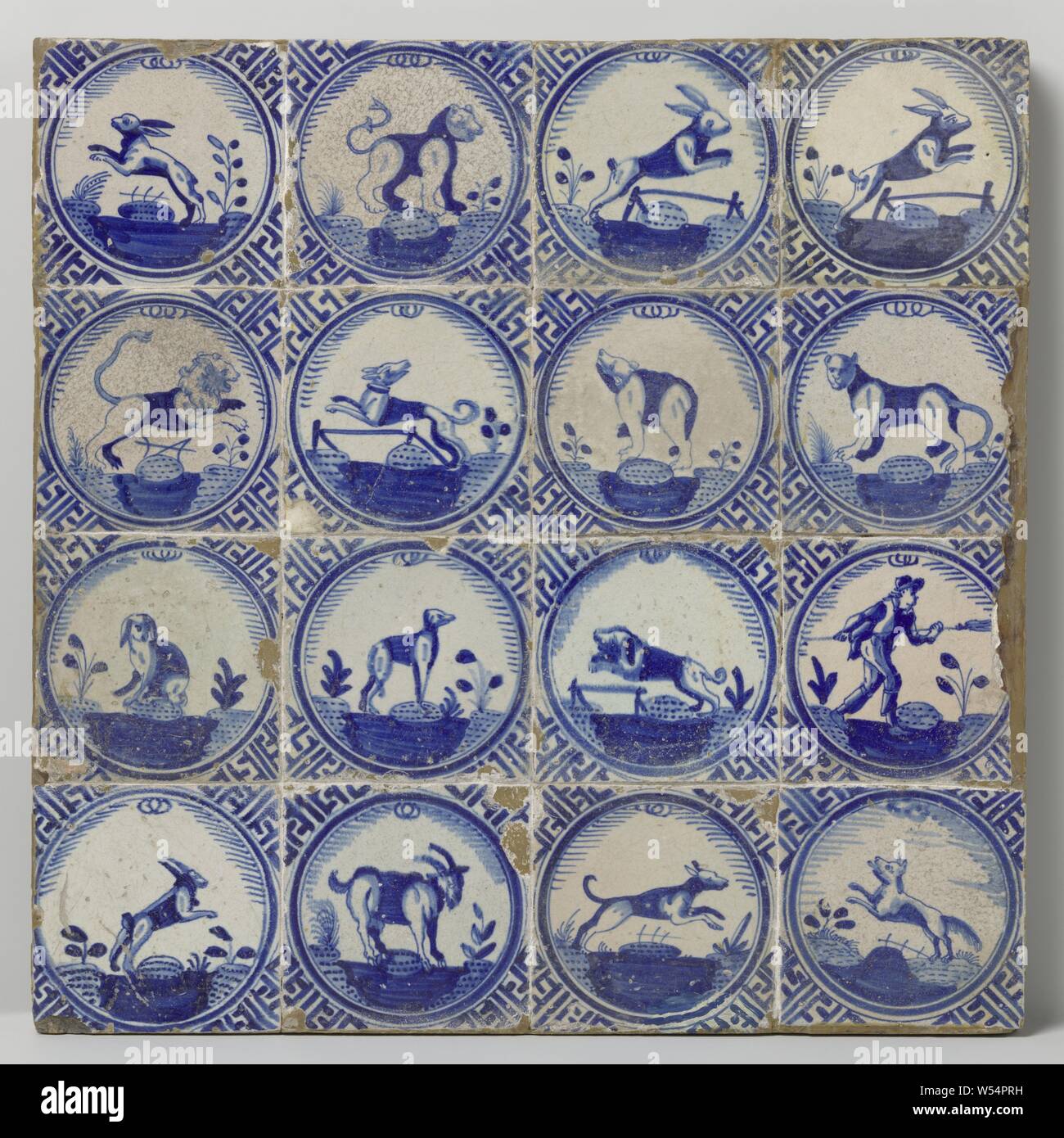 Domaine de seize panneaux avec des animaux, Champ de seize panneaux (4 x 4) avec chacune un animal peint en bleu sur un terrain (dont un avec un hunter) dans un cercle. Dans les coins, méandre ornement., anonyme, Pays-Bas), ch. 1620 - c. 1640, faïence, émail étain, h 53,5 cm × 53,5 cm × w d 3 cm Banque D'Images