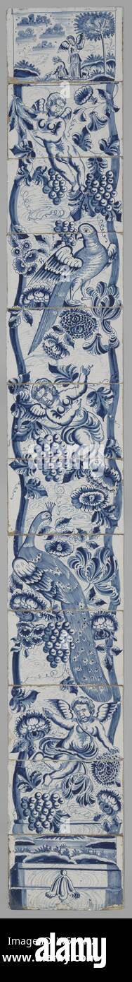Tableau Colonne torsadée avec tuiles peintes en bleu autour de laquelle les fleurs, grappes de raisins, un paon, un perroquet et Trois putti, en haut Tobias et l'Ange, tuile tableau de 12 tuiles (12 x 1) avec une colonne torsadée peint bleu entouré de fleurs, grappes de raisins, un perroquet et Trois putti. En haut d'une représentation religieuse avec Tobias et l'ange., anonyme, Harlingen, ch. 1740 - c. 1760, faïence, émail étain, h 154 cm × 20 cm × w d 4 cm Banque D'Images