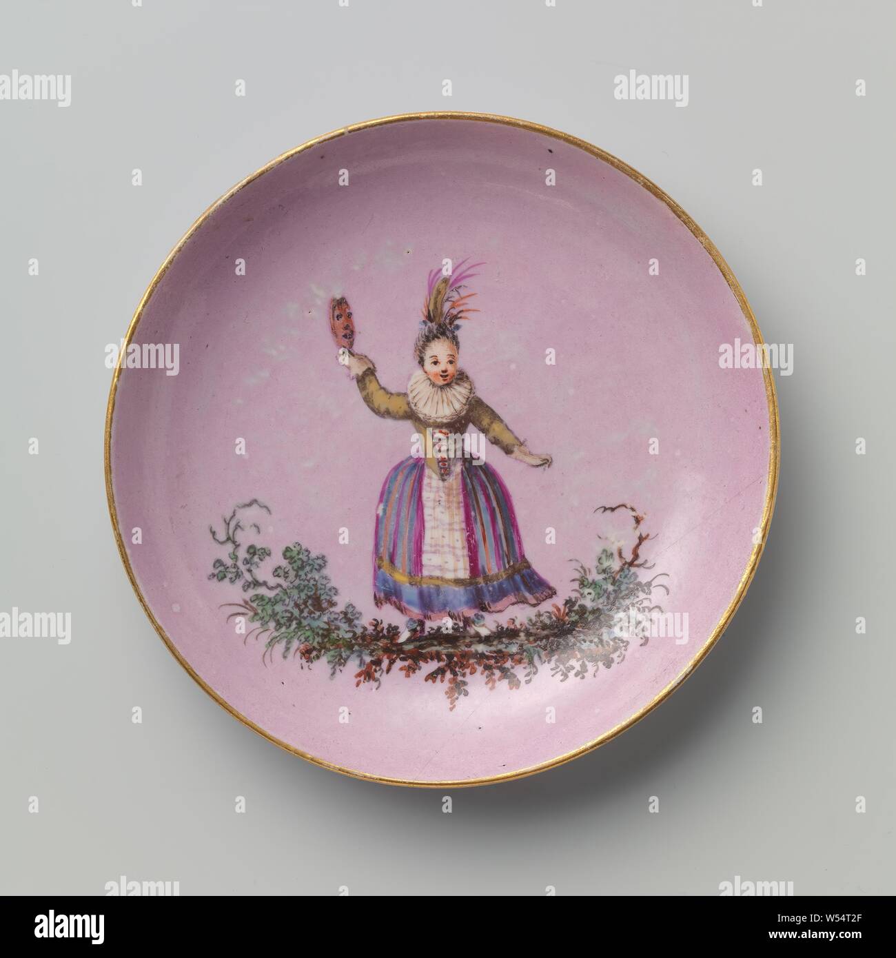 Plat en porcelaine avec une rose-violet, fond plat en porcelaine avec une rose-violet fond. La soucoupe sur un bout de terre avec une fille avec un masque dans la main., Manufactuur Oud-Loosdrecht (peut-être), ch. 1772, porcelaine (matériau), h 2,0 cm × 12,5 cm d Banque D'Images