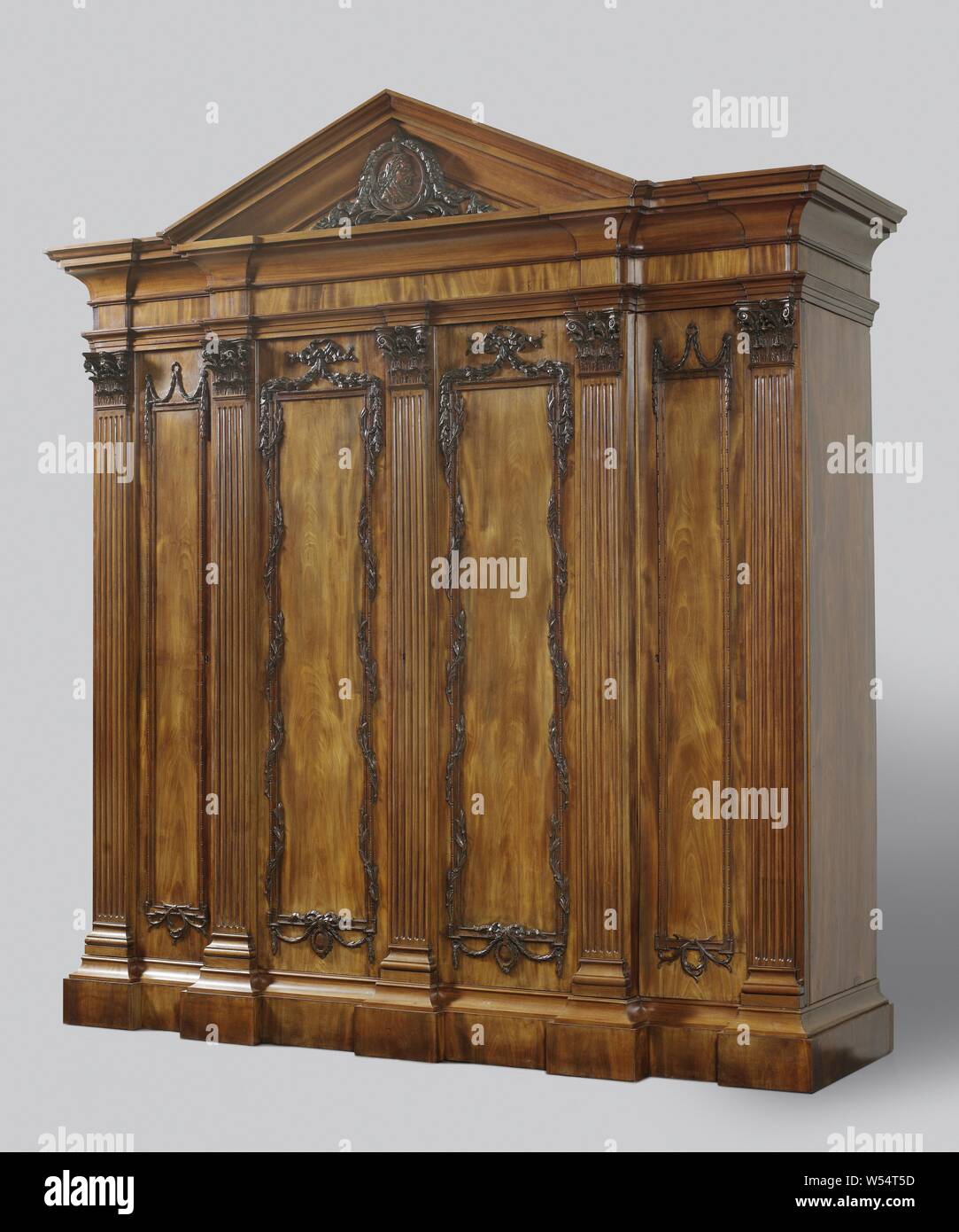 Cabinet Collector, avec apparition d'un bâtiment classique, collés à l'acajou, chêne cabinet collecteur collés à l'acajou. L'armoire à quatre portes est traitée comme la façade d'un bâtiment classique, articulés par un ordre colossal pilastre composite. Dans le fronton est un portrait médaillon avec un célèbre chef. Les deux portes du milieu s'acquitter un champ orné d'images avec cordon coins décalés, autour de laquelle les allées, ainsi que les médaillons ci-dessous, suspendu à un arc. Les portes latérales s'acquitter au-dessus et ci-dessous qu'une guirlande et branches croisées, 'Kunstschrank', ornement, stripes, Garland, anonyme Banque D'Images