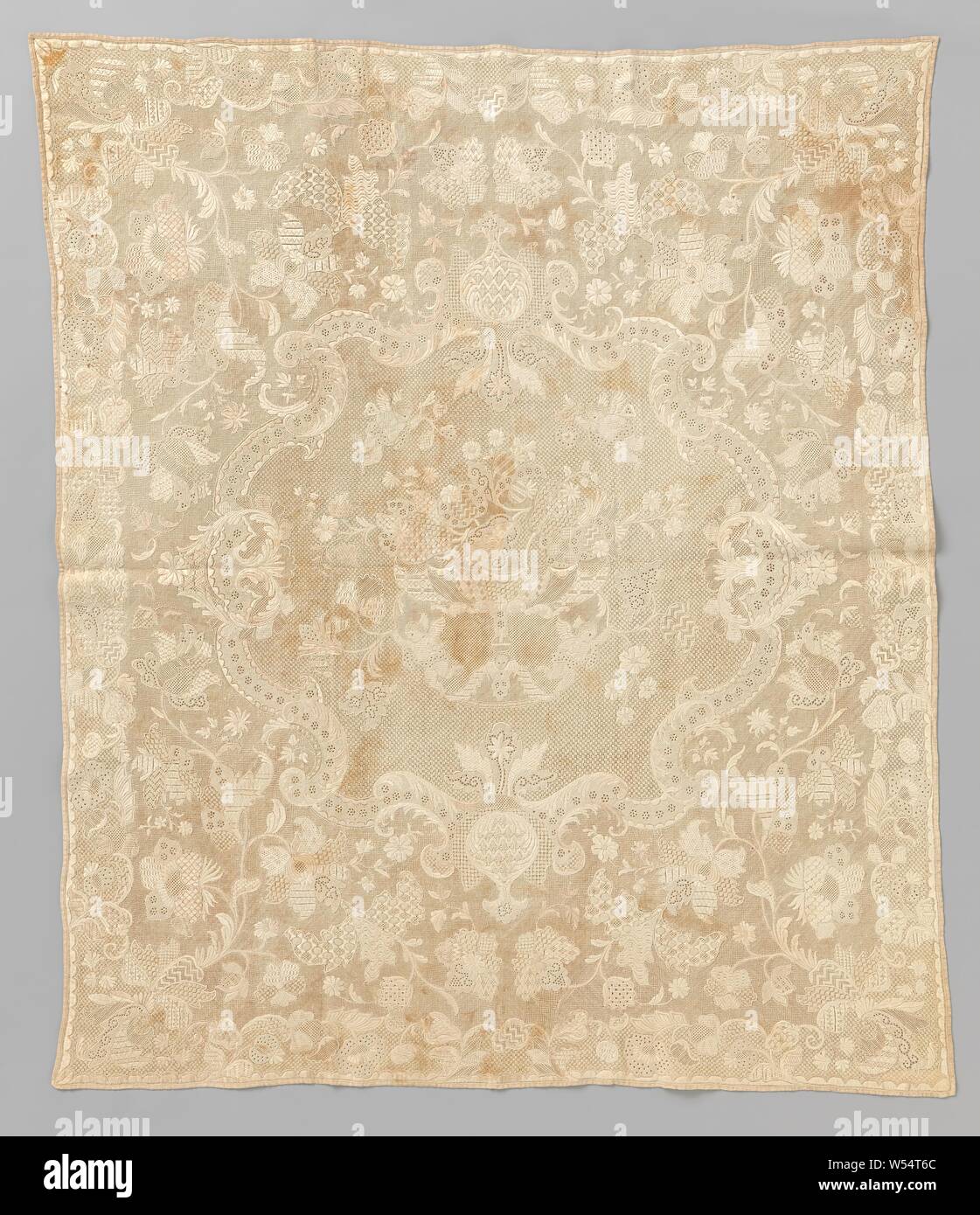 Berceau avec de la broderie, point de Dresde et fils from natural, berceau en coton avec broderie. Le modèle a un cartouche de bande en forme de C Travailler à l'intérieur de laquelle une tasse sur un pied. Le pot est rempli avec des poires, des grenades et des sprays de fleurs. Deux putti flotter au-dessus de la fiole et deux putti ailés reste sur la base du pot. Le champ autour de la cartouche est remplie de sprays de fleurs., ch. 1750, le coton (textile), broderie, h 98,0 cm × w 84,0 cm Banque D'Images