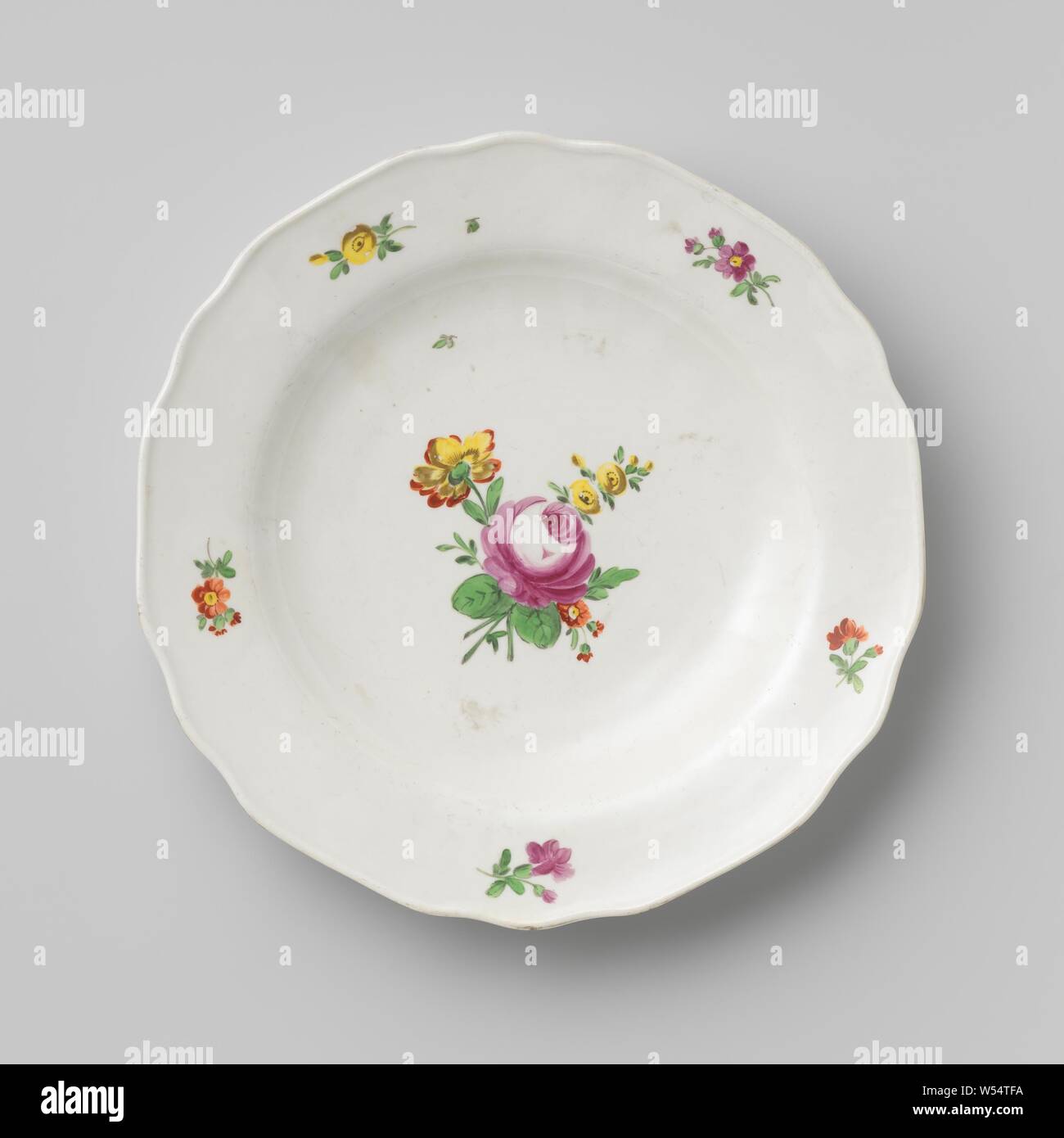 La plaque avec un bouquet de fleurs et les sprays, assiette de porcelaine avec un bord lobé, peinte sur l'émail en rouge, vert, jaune et violet. Sur l'étagère d'un bouquet de fleurs différentes (y compris la pivoine) entouré par des brindilles et sur le bord cinq branches de fleurs. Inscrite sur le fond avec le bouclier, la lettre P et les nombres 30, 5 et 92., Kaiserliche Porzellanmanufaktur, Vienne), ch. 1800 - c. 1849, porcelaine (matériau), glaçure, la vitrification, H 4 cm d 25,6 cm d 12,8 cm Banque D'Images