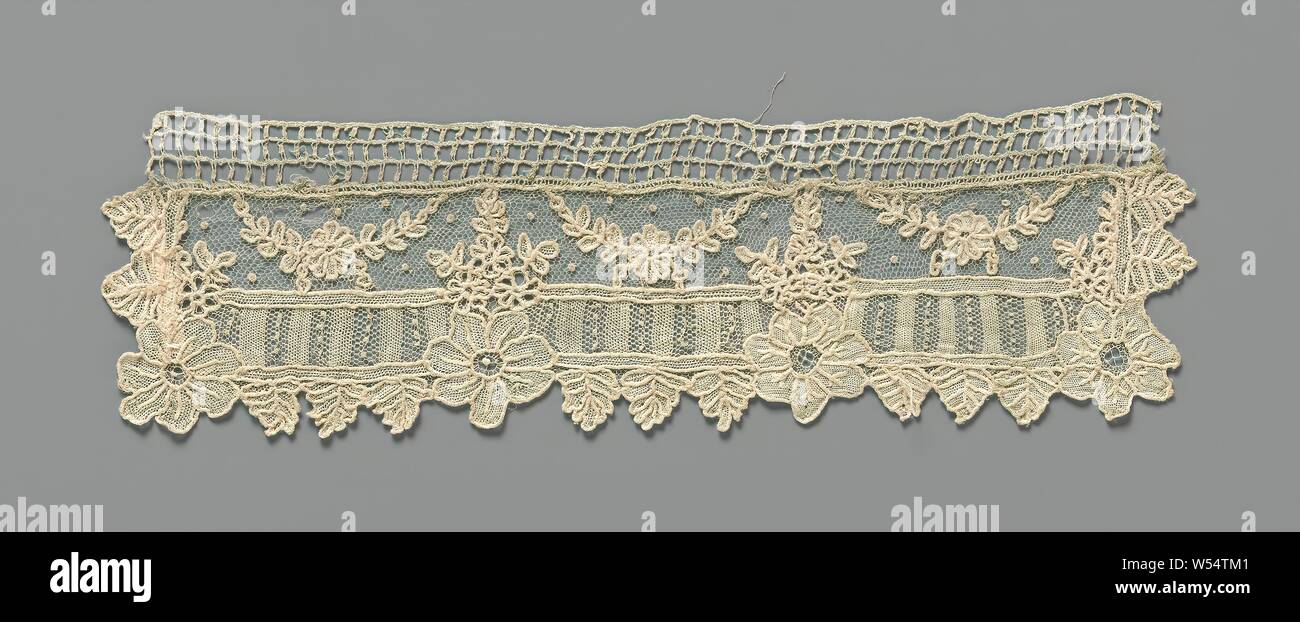 Dentelle à aiguille avec un brassard bande décorative avec les bandes verticales et trois simples guirlandes de fleurs de feuilles et au point le plus bas, l'un de fleurs naturelles, rosette de l'aiguille Aiguille : brassard dentelle de Bruxelles. Modèle rectangulaire avec une feuille et un bord festonné bande droite avec une grille carrée sur le haut. Motif symétrique avec une bande décorative avec les bandes verticales au-dessus de laquelle trois simples guirlandes de fleurs à côté de l'autre, avec des feuilles et au point le plus bas, toujours une fleur en rosette. La bande décorative avec bandes est coupé à plus aux coins et au milieu d'un total de quatre Banque D'Images