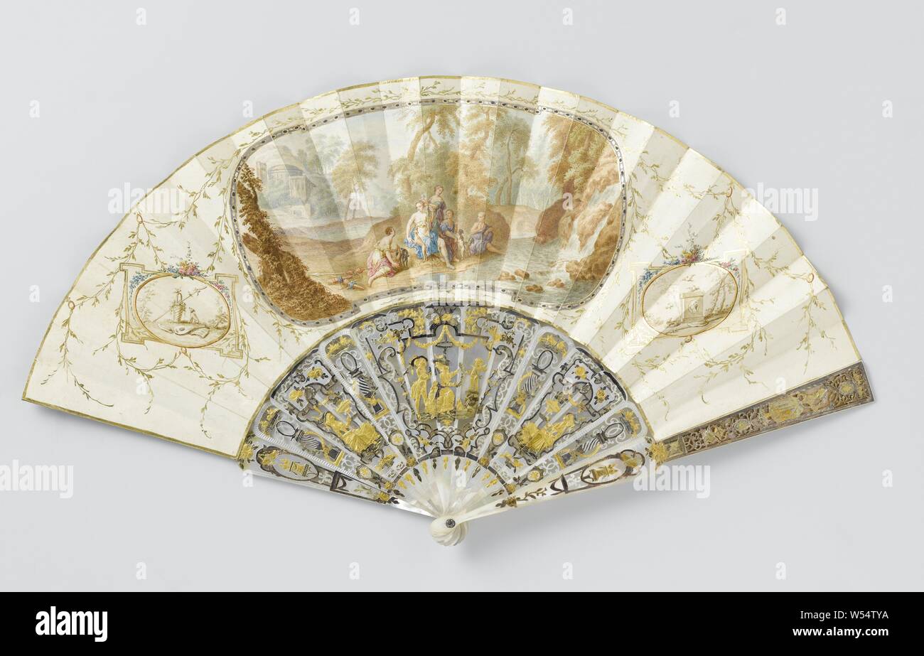 Ventilateur de pliage avec une feuille de papier sur laquelle l'aquarelle dans un médaillon central avec Diana et sa nymphe reposant par une rivière, monté sur un châssis d'ajour et ivoire gaufré avec 'metal et quatre couleurs', le médaillon central est rempli d'une peinture particulièrement détaillé de Diana, déesse de la chasse, qui se repose avec ses nymphes au bord d'une rivière en face d'une cascade. Aux Pays-Bas, 'Diana reposant avec ses nymphes' a été un thème particulièrement populaire depuis le 17ème siècle, qui a été fréquemment représenté non seulement dans des tableaux, mais aussi sur les pales du ventilateur (cf. tente.cat. C. Kammerl Banque D'Images