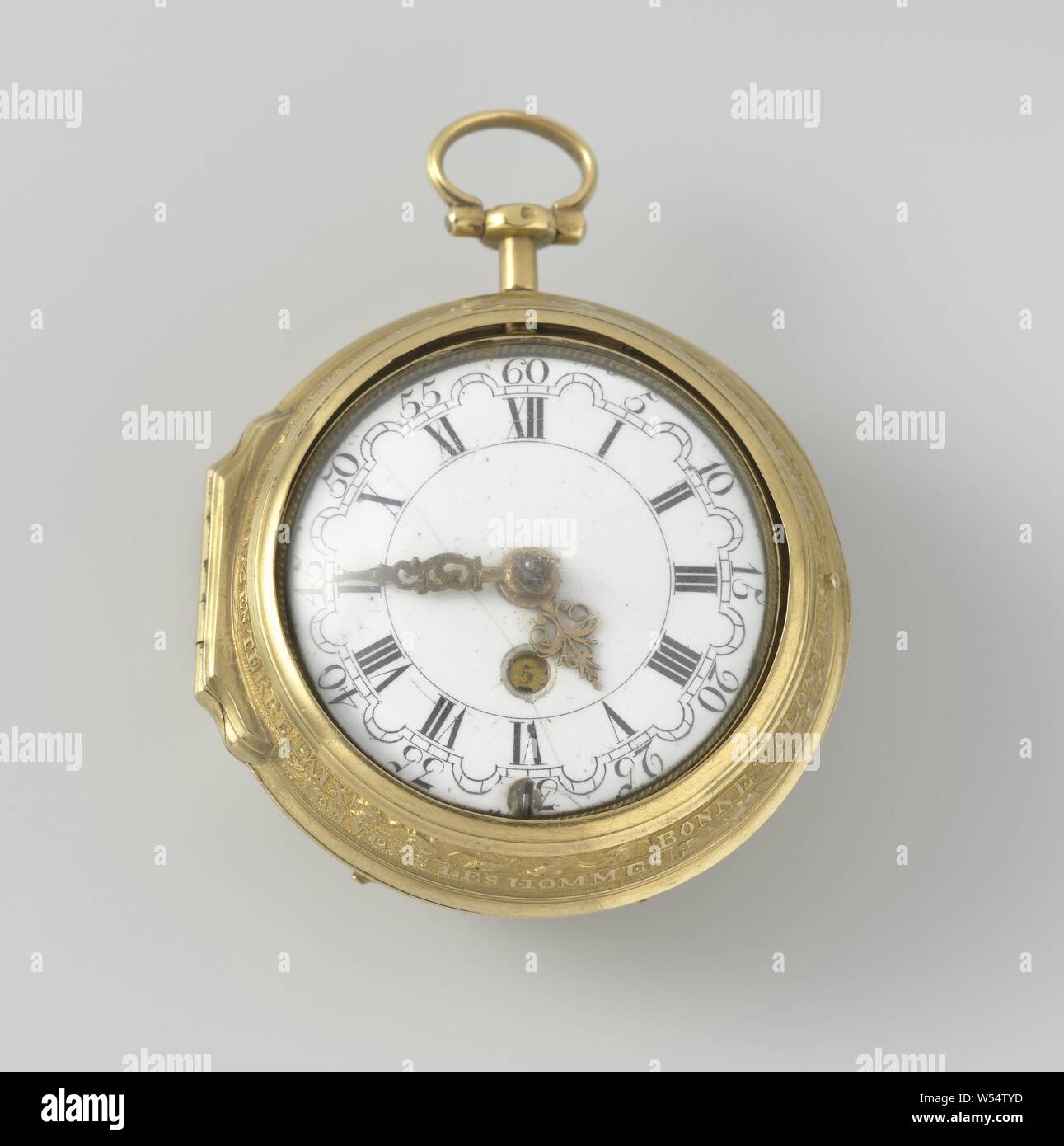 Regardez avec l'Adoration des bergers, Golden watch dans un cas, avec à l'arrière l'Adoration des bergers, des anges flottant au-dessus, dont l'une est en très haut relief. Sur le bord : GLOIRE SOIT À DIEU, AUX LIEUX TRÈS HAUTS ET PAIX, TERRE ET ENVER LES HOMMES BONNE VOLONTÉ. La montre est marqué sur la platine : J M Juntes Amsterdam. Un monogramme a été intégrée à l'écart. La peau de requin, décorées avec des têtes de clous en cuivre doré., Jan Marc Juntès, Amsterdam, ch. 1750 - c. 1775 et/ou 1762, de l'or (métal), verre, H 2,6 cm × 4,5 cm d × w 94,0 Banque D'Images