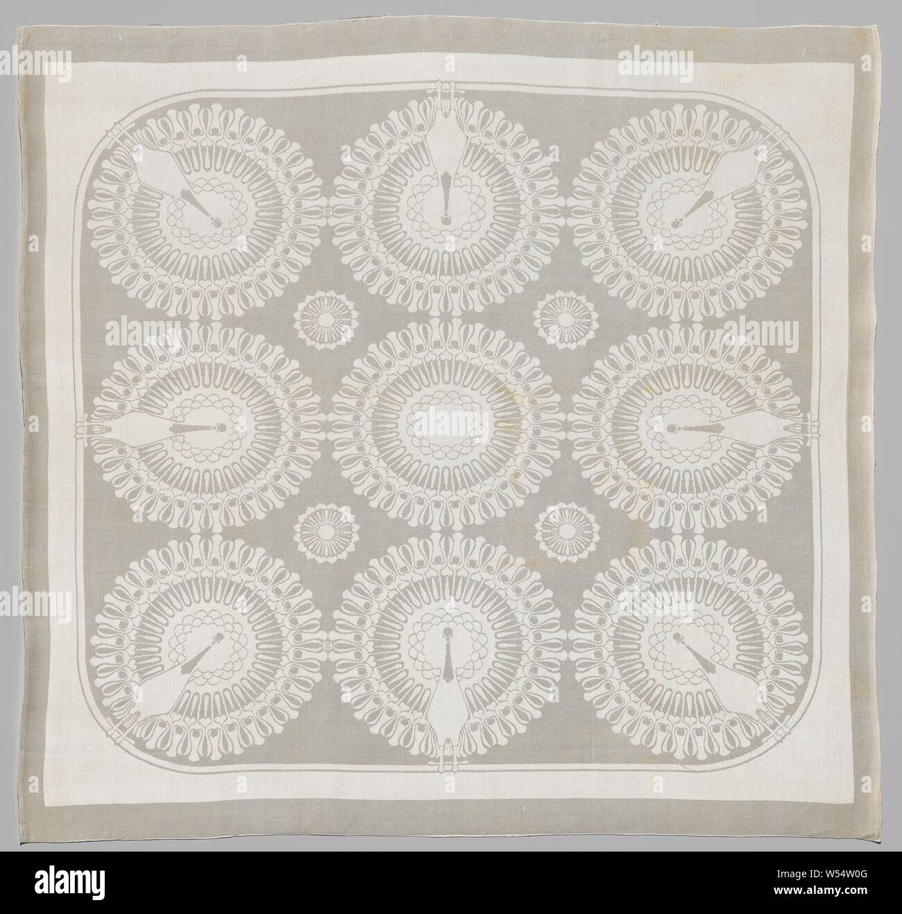 Serviette avec le 'Pauw' design, nappes de toile damassée avec le 'Pauw' design (526 design). Il y a neuf cercles dans un cadre lisse avec des coins arrondis. L'extérieur montrent un paon. Le paon est vu de face et à un spectacle. Le cercle central a seulement la queue de paon stylisé. Quatre petites rosettes comme intermédiaire le remplissage. . Non agrandie, F.E.J van scc Immobilien & Zonen, Eindhoven, ch. 1918, , (matériau), Damas, H 69 cm × w 71 cm Banque D'Images
