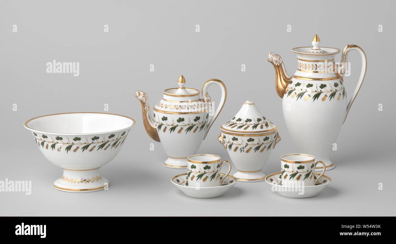 Service avec foliée morte, service en porcelaine, peintes sur l'émail en vert, noir et or. Le service se compose de 28 pièces avec une cafetière, théière, bol, bol de sucre et douze tasses et soucoupes. Décorée avec une bande de vignes d'un côté et les fleurs et les feuilles de l'autre côté. Inscrite sur le fond avec les flèches croisées., La Courtille Parijs, Paris, ch. 1800 - c. 1824, Porcelaine, glaçure (matériel), de l'or (métal), la vitrification Banque D'Images