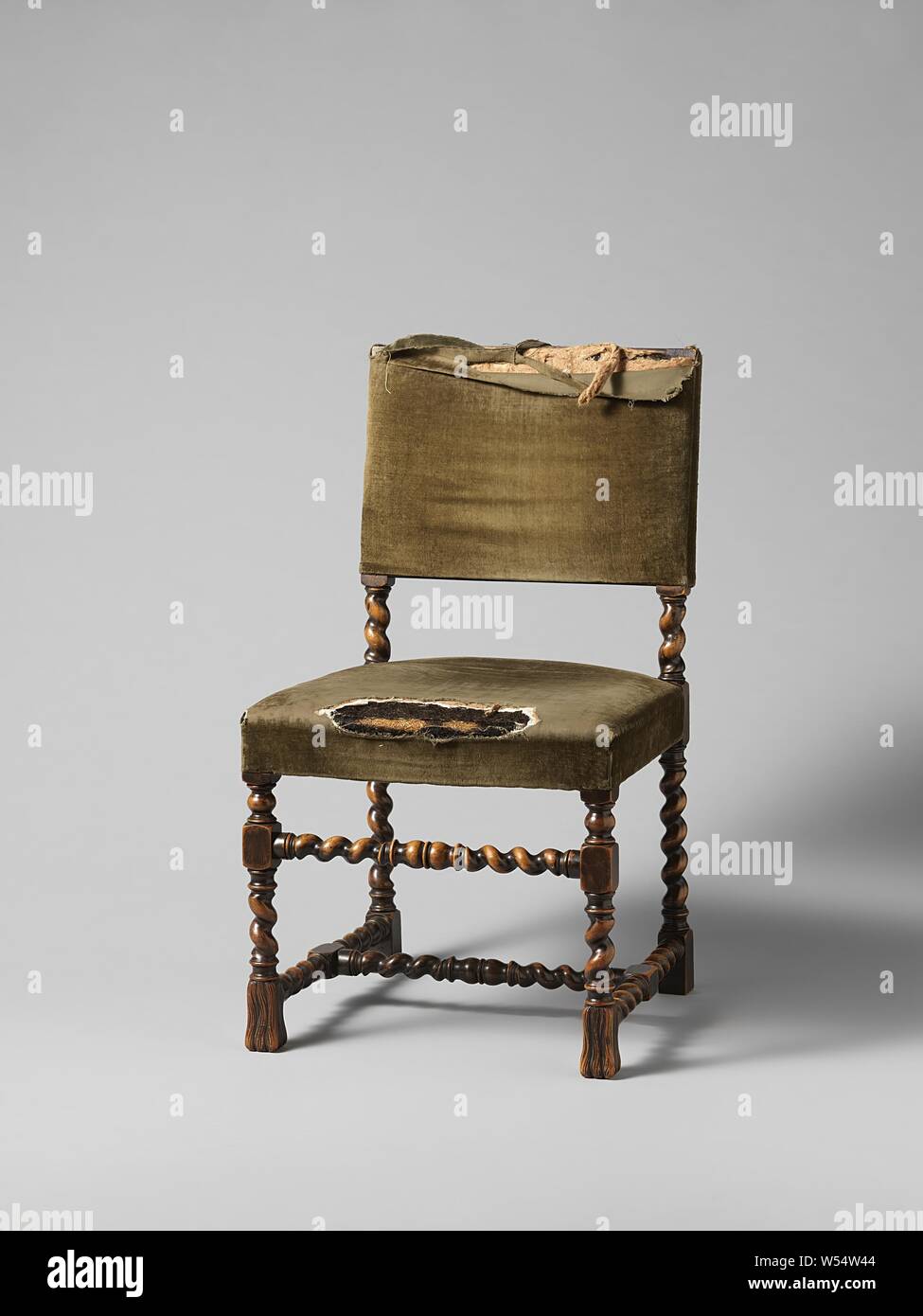 Chaise de style néo-Renaissance avec ses pièces et avec siège rembourré,  Président issu d'une série de trois chaises et un fauteuil de noyer avec un  siège rembourré. Les jambes sont reliées par