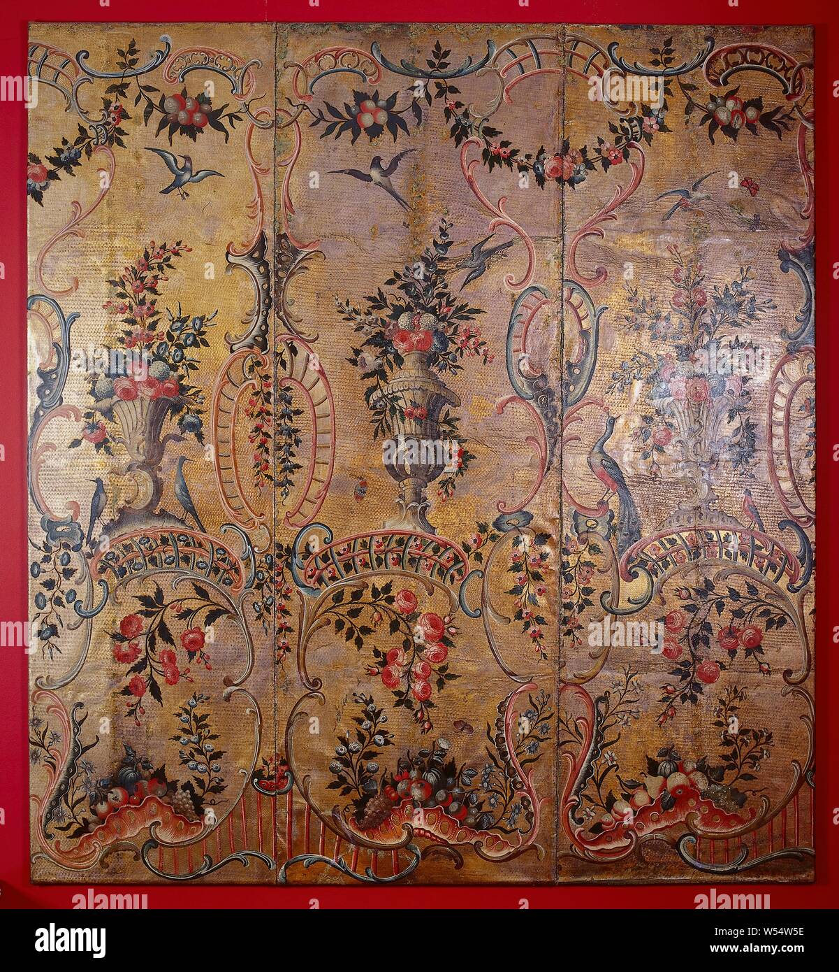 Treize bandes de cuir d'or, dont six répartis en deux groupes, en cuir d'or en couloirs. La masse de poing doré est peint avec des cadres de rocailles et S et volutes, y compris des vases à fleurs. En bas il y a des sprays de fleurs et fruits et en haut les fruits et des guirlandes de fleurs avec des oiseaux. La peinture se fait dans différents tons de gris, rouge, vert et bleu., anonyme, Pays-Bas, 1750 - 1775, le cuir, h 263 cm × w 105 cm Banque D'Images