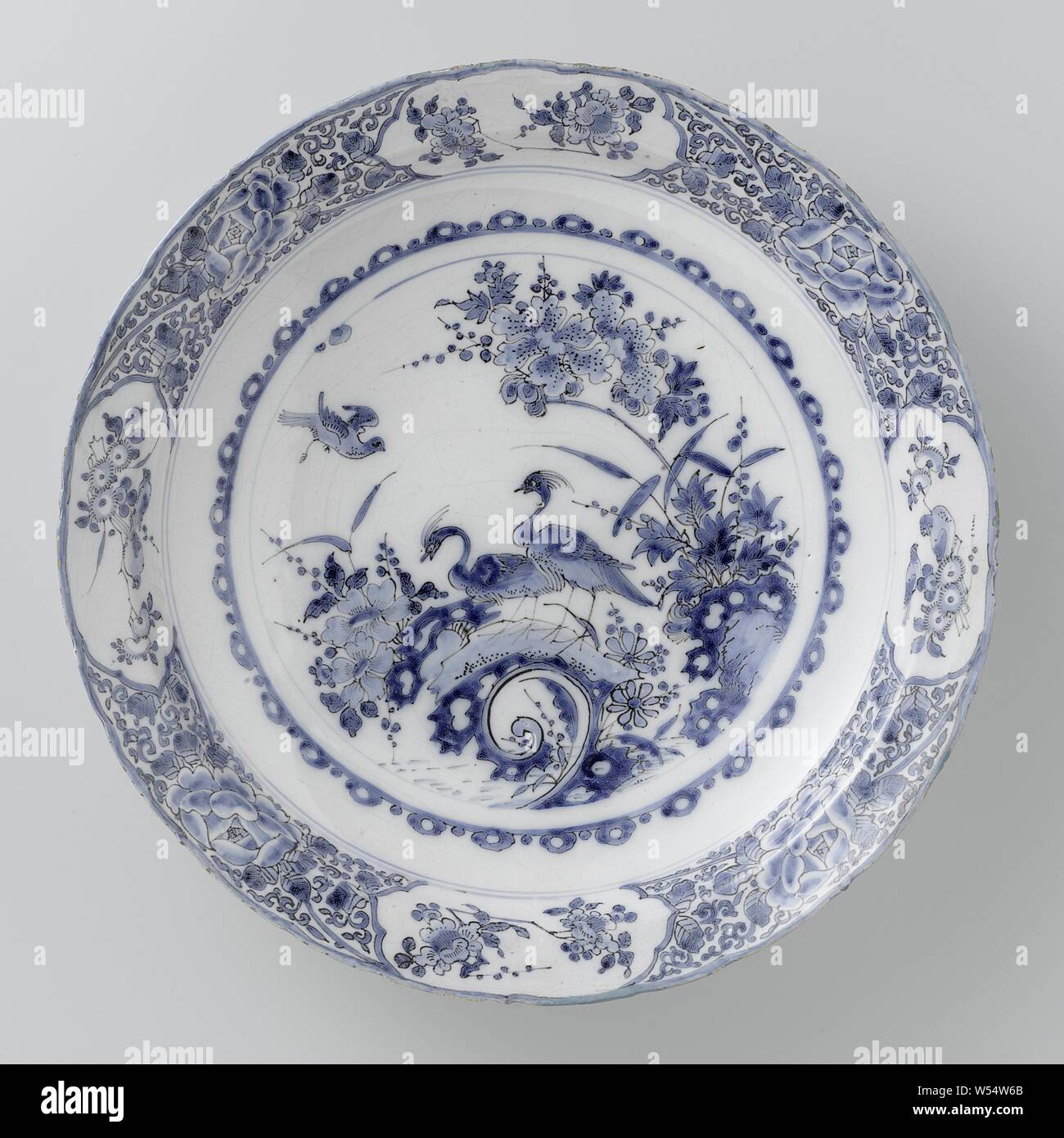 Lave vaisselle, faïence plat avec un décor floral inspiré de la porcelaine  chinoise, fleurs, ornement, oiseaux, Het Moriaanshooft, Delft, ch. 1670 -  c. 1680, h 6,5 cm × d 38 cm Photo Stock - Alamy