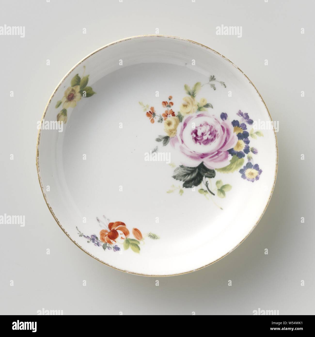 Soucoupe, peint multicolore avec Deutsche Blumen, ronde soucoupe de porcelaine peinte. Le plat est peint sur l'arrière avec un sol jaune et sur l'avant avec la Deutsche Blumen. Le plat est marqué., Meissener Porzellan Manufaktur, Meissen, ch. 1765, porcelaine (matériau), h 2,7 cm × d 12,3 cm Banque D'Images