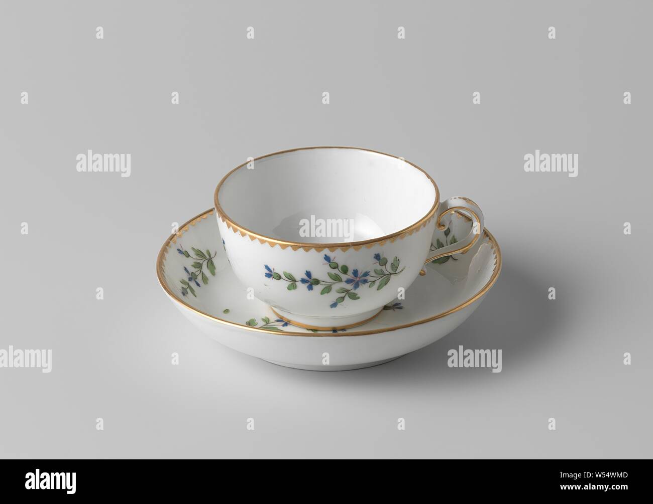 Tasse avec tasse de porcelaine, sprays de fleurs avec une oreille en forme de C sur l'émail peint en bleu, rose, vert, noir et or. La paroi extérieure avec jets de fleurs (bleuet). La ligne d'or sur le pied et une bande de triangles sur le bord. L'oreille est de définir avec les points d'or et de motifs végétaux. Inscrite sur le fond avec le dauphin couronné., fabriek Leperre-Durot, Lille, ch. 1790, Porcelaine, glaçure (matériel), de l'or (métal), la vitrification, H 4,7 cm d 8,4 cm d 4,4 cm l 10,2 cm Banque D'Images