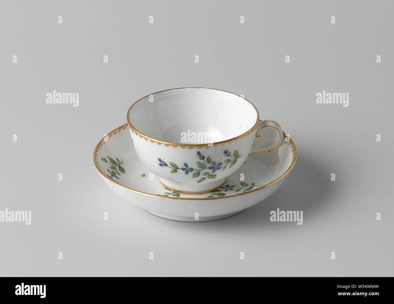 Tasse avec tasse de porcelaine, sprays de fleurs avec une oreille en forme de C sur l'émail peint en bleu, rose, vert, noir et or. La paroi extérieure avec jets de fleurs (bleuet). La ligne d'or sur le pied et une bande de triangles sur le bord. L'oreille est de définir avec les points d'or et de motifs végétaux. Inscrite sur le fond avec le dauphin couronné., fabriek Leperre-Durot, Lille, ch. 1790, Porcelaine, glaçure (matériel), de l'or (métal), la vitrification, H 4,7 cm d 8,4 cm d 4,4 cm l 10,2 cm Banque D'Images
