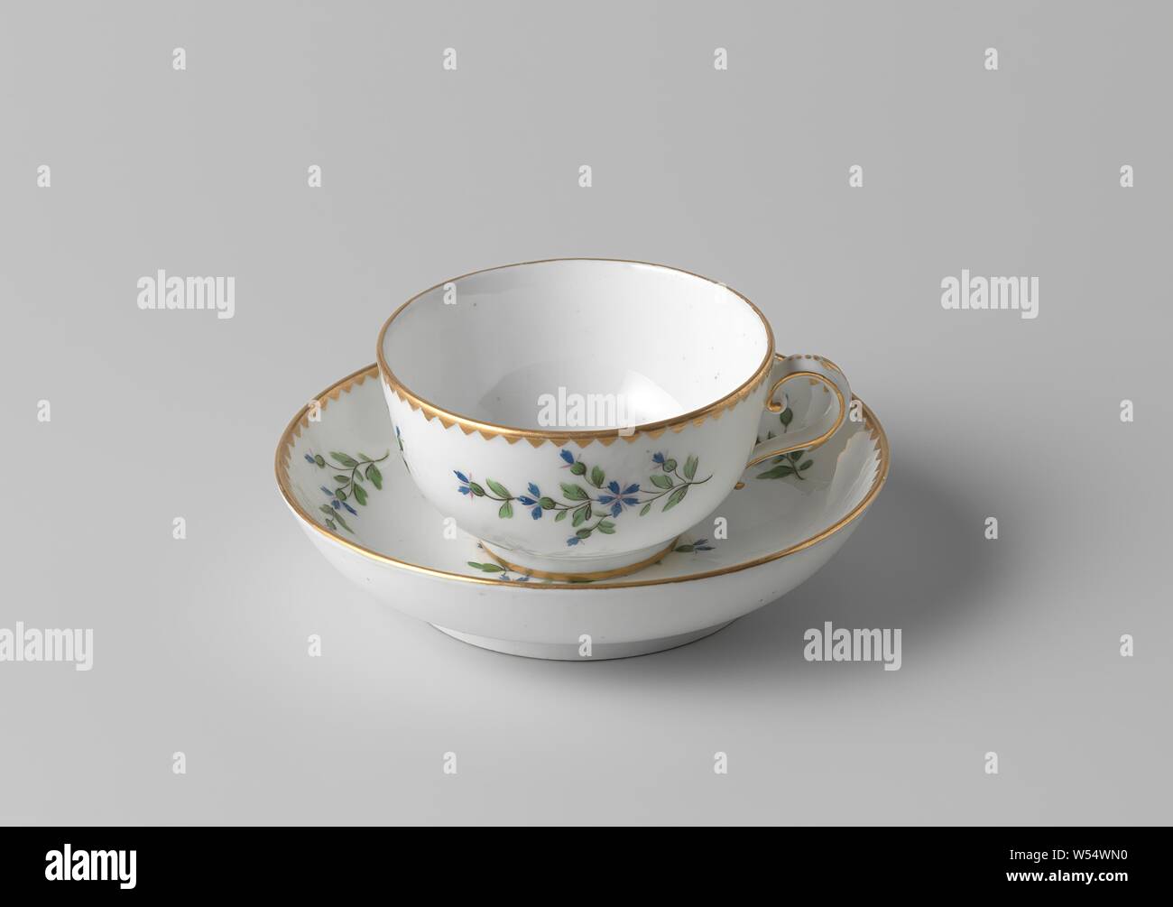 Avec soucoupe soucoupe en porcelaine, les sprays de fleurs, peint sur la glaçure en bleu, rose, vert, noir et or. Sur l'étagère une fleur branche (bleuet) entouré de trois branches de fleurs même sur le mur. Un groupe avec des triangles d'or sur le bord. Inscrite sur le fond avec le dauphin couronné., fabriek Leperre-Durot, Lille, ch. 1790, Porcelaine, glaçure (matériel), de l'or (métal), la vitrification, H 3 cm d 12,9 cm d 7,5 cm Banque D'Images