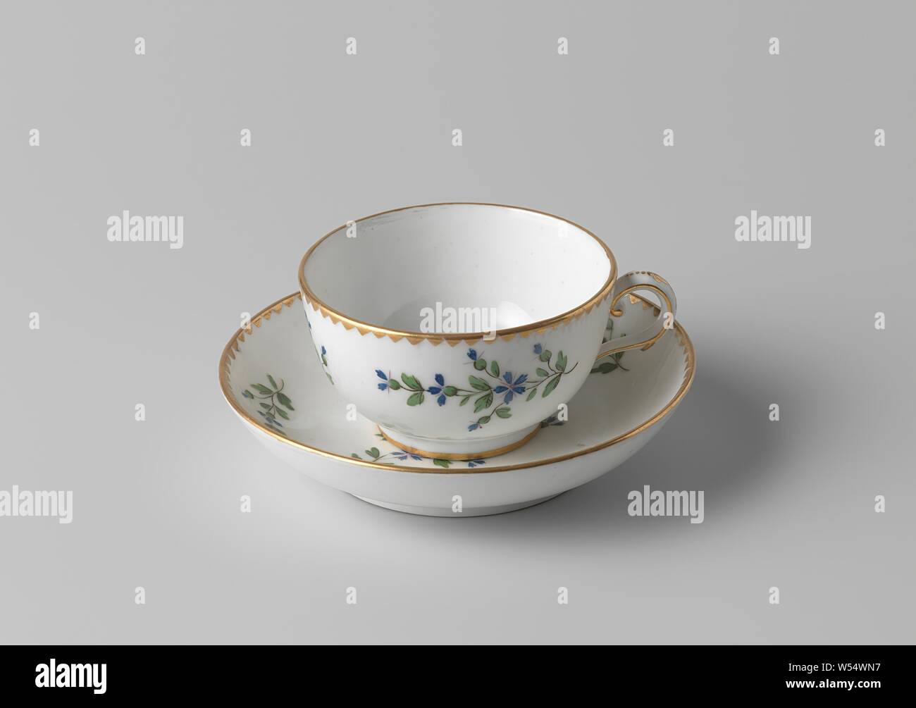 Avec soucoupe soucoupe en porcelaine, les sprays de fleurs, peint sur la glaçure en bleu, rose, vert, noir et or. Sur l'étagère une fleur branche (bleuet) entouré de trois branches de fleurs même sur le mur. Un groupe avec des triangles d'or sur le bord. Inscrite sur le fond avec le dauphin couronné., fabriek Leperre-Durot, Lille, ch. 1790, Porcelaine, glaçure (matériel), de l'or (métal), la vitrification, H 3 cm d 12,9 cm d 7,5 cm Banque D'Images