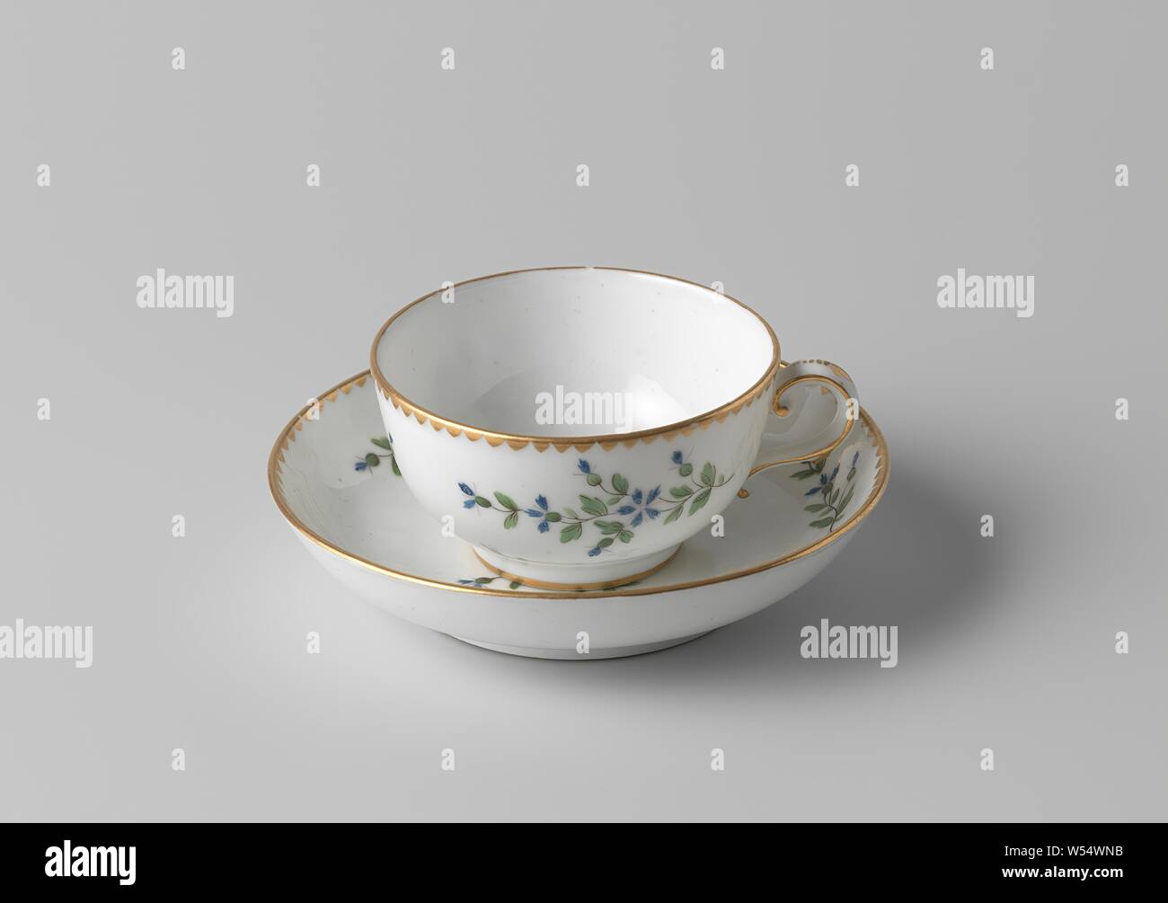 Fleurs soucoupe d'aérosols, plat en porcelaine, peintes sur l'émail en bleu, rose, vert, noir et or. Sur l'étagère une fleur branche (bleuet) entouré de trois branches de fleurs même sur le mur. Un groupe avec des triangles d'or sur le bord. Inscrite sur le fond avec le dauphin couronné., fabriek Leperre-Durot, Lille, ch. 1790, Porcelaine, glaçure (matériel), de l'or (métal), la vitrification, H 3 cm d 12,9 cm d 7,5 cm Banque D'Images