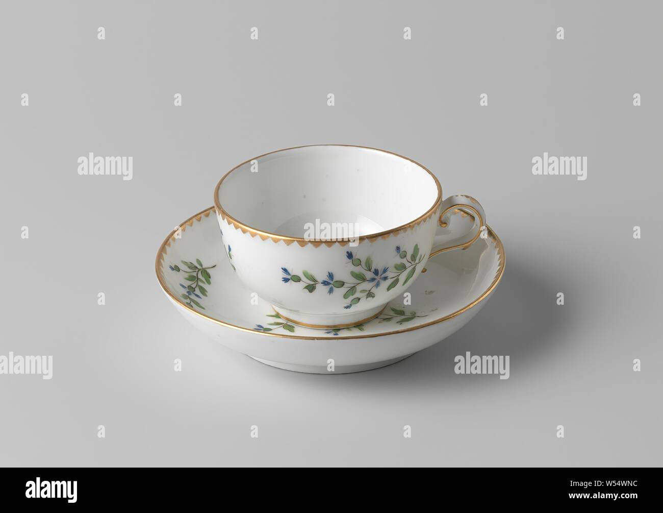 Tasse avec tasse de porcelaine, sprays de fleurs avec une oreille en forme de C sur l'émail peint en bleu, rose, vert, noir et or. La paroi extérieure avec jets de fleurs (bleuet). La ligne d'or sur le pied et une bande de triangles sur le bord. L'oreille est de définir avec les points d'or et de motifs végétaux. Inscrite sur le fond avec le dauphin couronné., fabriek Leperre-Durot, Lille, ch. 1790, Porcelaine, glaçure (matériel), de l'or (métal), la vitrification, H 4,7 cm d 8,4 cm d 4,4 cm l 10,2 cm Banque D'Images