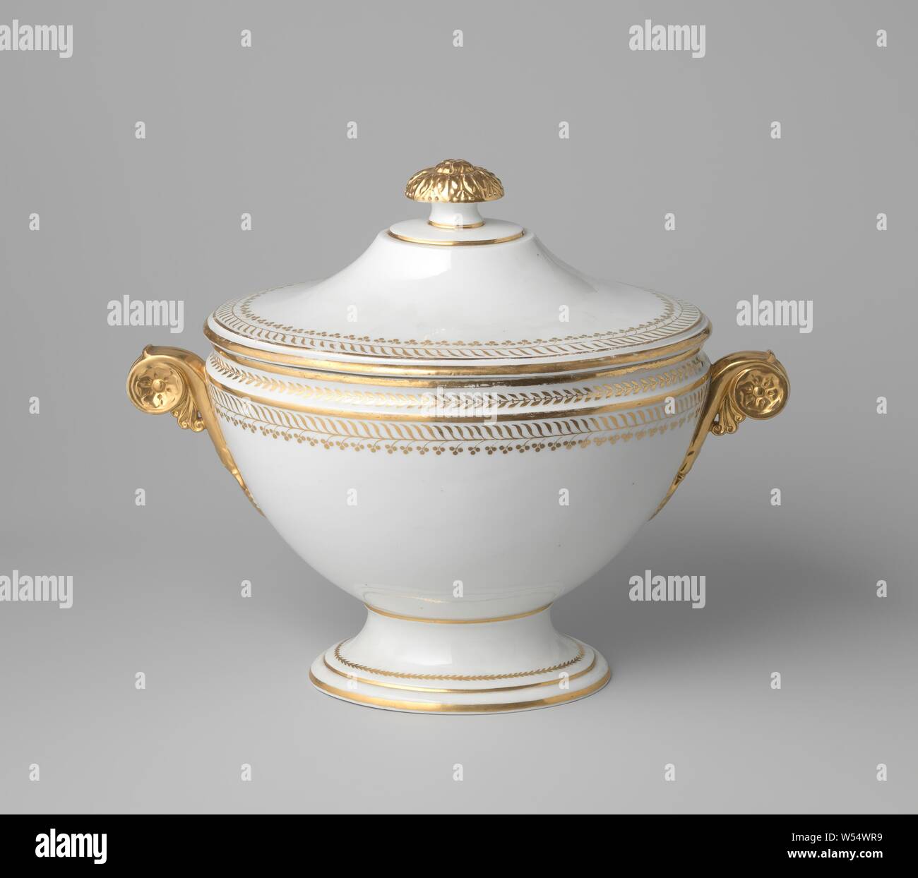 Terrine En Porcelaine Blanche, à Décor En Bleu Sous Couverte De Fleurs De Lotus Et Pi