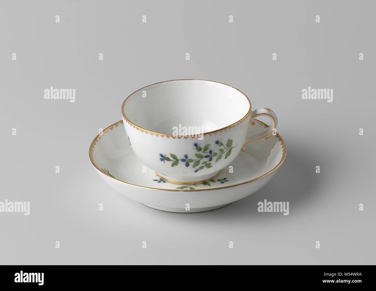 Avec soucoupe soucoupe en porcelaine, les sprays de fleurs, peint sur la glaçure en bleu, rose, vert, noir et or. Sur l'étagère une fleur branche (bleuet) entouré de trois branches de fleurs même sur le mur. Un groupe avec des triangles d'or sur le bord. Le mur a été cassé. Inscrite sur le fond avec le dauphin couronné., fabriek Leperre-Durot, Lille, ch. 1790, Porcelaine, glaçure (matériel), de l'or (métal), la vitrification, H 3 cm d 12,9 cm d 7,5 cm Banque D'Images