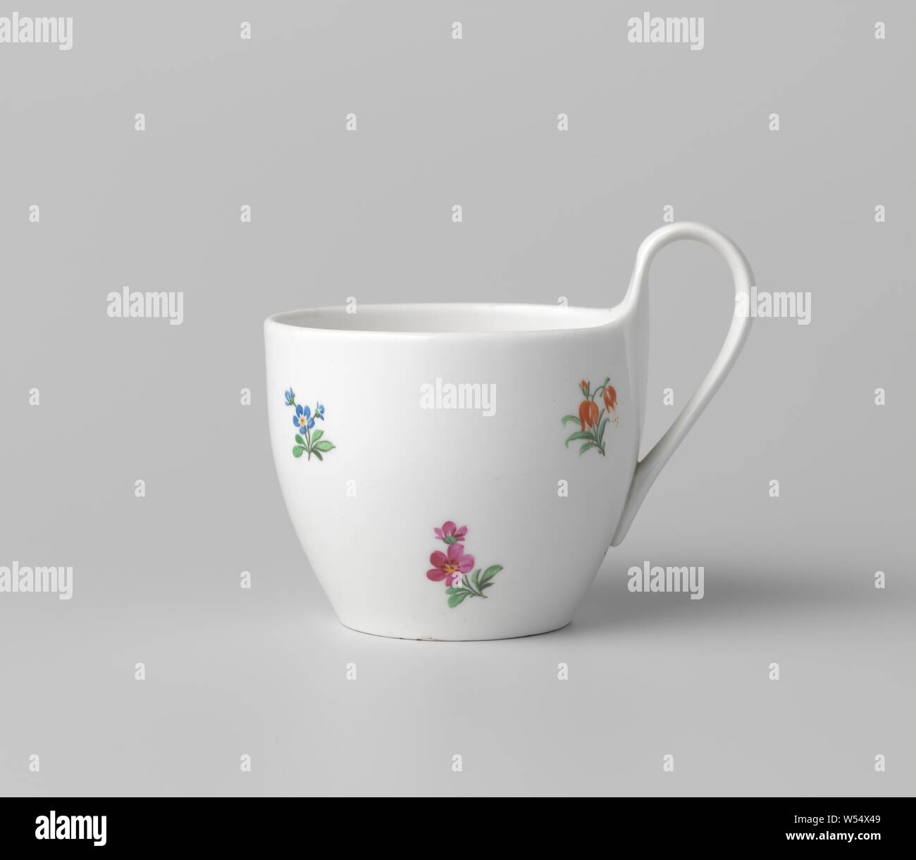 Tasse de fleurs, Porcelaine, tasse, peinte sur l'émail en bleu, rouge, rose, vert, jaune, violet et noir. Légèrement rond et haut mur en forme de C, l'inégalité de l'oreille. Le mur extérieur est couvert de petites fleurs d'éparpillement. L'intérieur est décoré. Inscrite sur le fond avec le sceptre y compris un médaillon avec l'aigle, un sceptre et un globe dans ses griffes. La marge lit' KOENIGL. PORZELLAN MANUFAKTUR '. Par les présentes le red apple avec K.P.M, le nombre 14 et I., Königliche Porzellan Manufaktur, Berlin, c. 1849 - c. 1870, porcelaine (matériau), glaçure, la vitrification, H 7,6 cm d 7,2 cm d 4,5 cm l 9,4 cm Banque D'Images