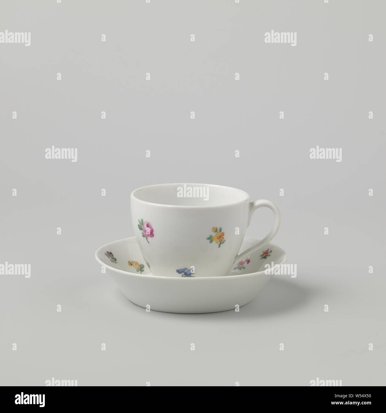 Sauces avec fleurs, tasse de porcelaine, peint sur la glaçure en bleu, rouge, rose, vert, jaune, violet et noir. Mur légèrement rond et en forme de C l'oreille. La paroi extérieure est couverte de petites fleurs d'éparpillement et la lettre 'A'. L'intérieur est décoré. Inscrite sur le fond avec le sceptre, le red apple avec K.P.M. et le nombre 10 (ou les lettres I.O ?], Königliche Porzellan Manufaktur., Berlin, c. 1820 - c. 1837, porcelaine (matériau), glaçure, la vitrification, H 6,3 cm d 8,1 cm d 10,2 cm l 4.1 cm Banque D'Images