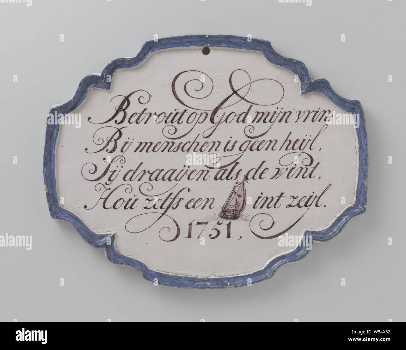 Plaque plaque plaque, peint avec le texte : Betrout sur Dieu ma Imprimer // avec les gens il n'y a pas de salut // Sy tourne comme le vent // garder même un rébus [pour] l'œil dans la voile, la plaque de faïence, peint avec le texte : Dieu vrint Betrout op mijn // avec les hommes il n'y a pas de // heijl Sy tours que le gagnant // garder un œil pour [rébus] dans la voile, voile de bateau, voile de bateau, anonyme, Amsterdam (éventuellement), 1751, h 37,0 cm × 47,0 cm × w t 2,2 cm Banque D'Images