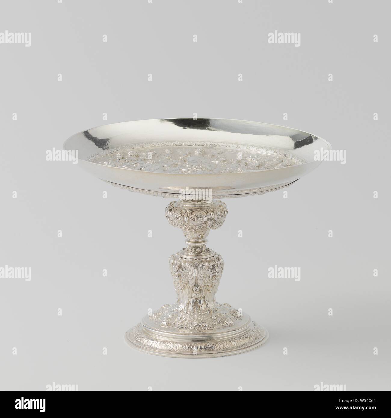 Tazza (tasse à pieds) avec une assemblée des dieux de l'Olympe Tazza avec représentation d'un rassemblement des Dieux Olympiques, ecuelle ronde sur la base de l'argent. Sur la base d'une représentation d'un rassemblement de dieux olympiques. Sur la plaque de trois cartouches, paysages de montagne avec des rivières, des bâtiments et des chiffres. Marque d'origine : le bouclier avec trois diamants., les dieux de l'Olympe ensemble : Jupiter, Junon, Neptune, Ceres, Apollo, Diana, Mars, Vénus, Mercure, Minerve, Vulcan, Vesta (ou Bacchus), Aelbert Verhaer (attribué à), Utrecht, 1602, de l'argent (métal), h 17,0 cm × 21,5 cm × w d 712 Banque D'Images