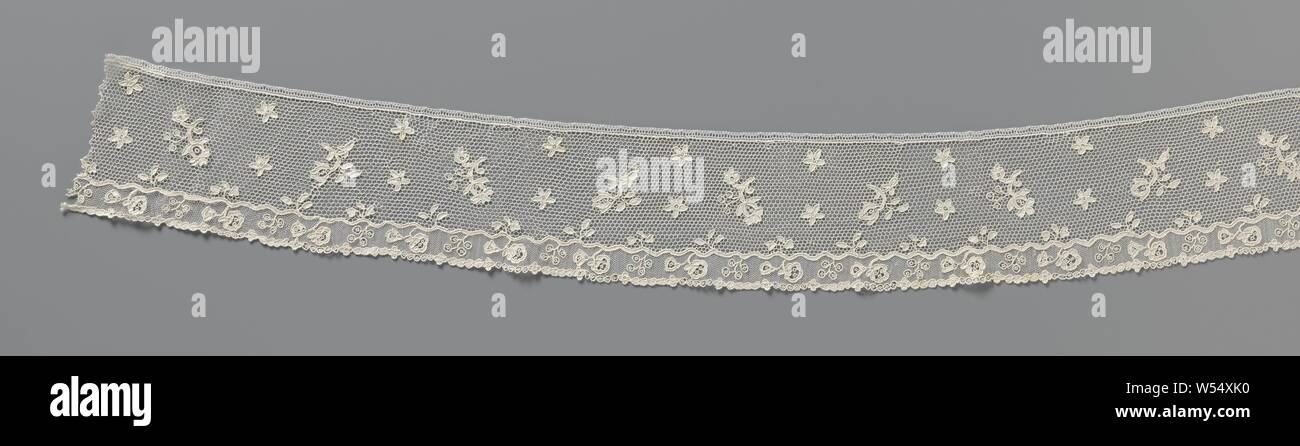 Bande de dentelle à l'aiguille et les sprays de fleurs fleurs en forme d'étoile, Bande de dentelle aiguille de couleur naturel : dentelle d'Argentan et d'Alençon la dentelle. Motif répétitif avec deux branches de fleurs différentes, chacune flanquée de deux fleurs en forme d'étoiles placées l'une au-dessus de l'autre, sur un terrain avec mailles cousus avec des points de boutonnière (Argentan dentelle). Les branches de fleurs se courber et plus l'un vers l'autre. Le long de la face inférieure par une ligne ondulée y compris un motif de fleurs et de baies sur une fine maille hexagonale (Alençon). Sol décoratif avec picots radar dans les grandes fleurs et les cercles sur le fond Banque D'Images