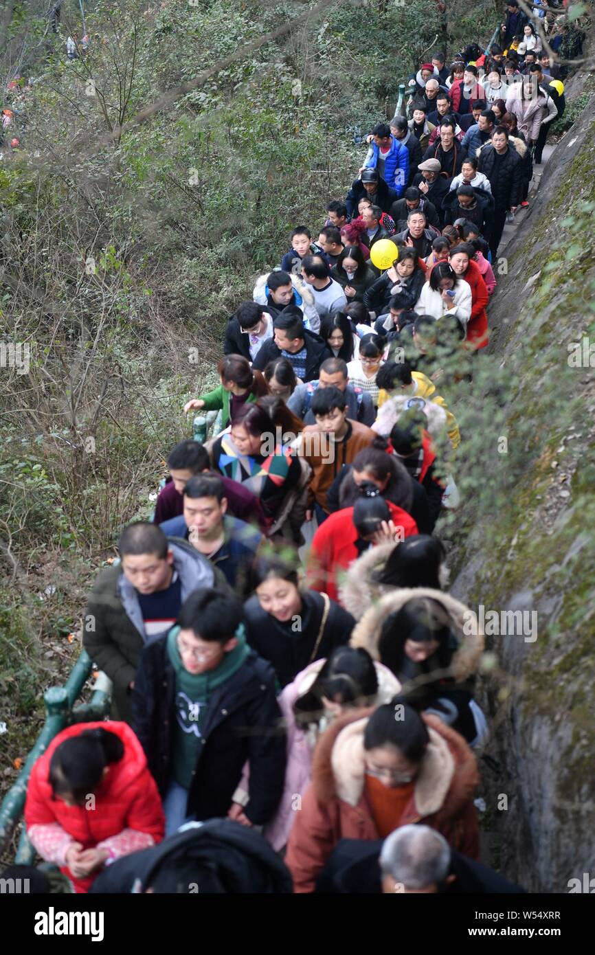 Les résidents de la foule lors de la montagne Fenghuang Yuanjiu Qidong Festival de l'escalade, au sud-ouest de la ville de Qidong, province du Sichuan, Chine Banque D'Images