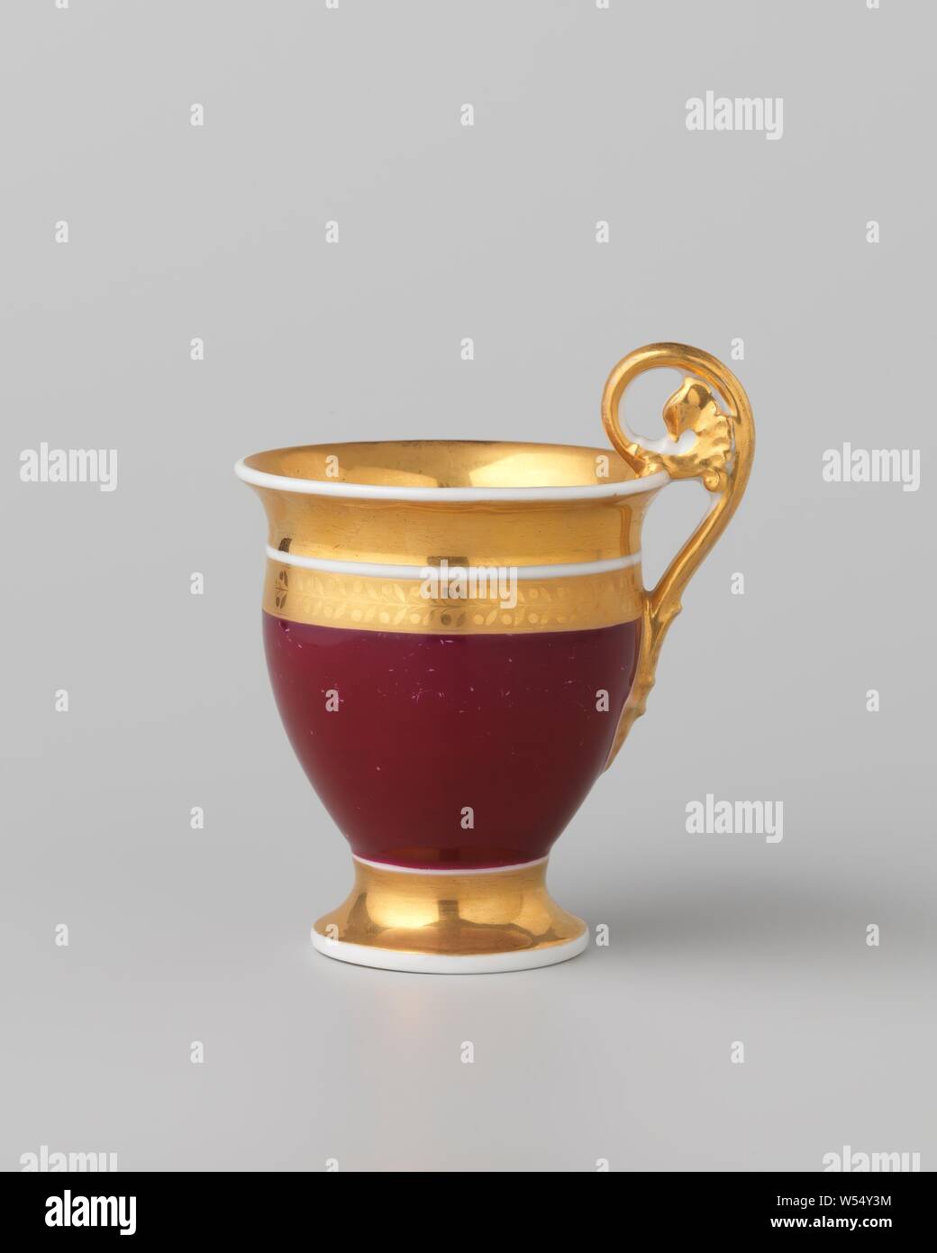 Tasse avec de l'or des frontières sur un fond rouge, tasse en porcelaine sur une base de diffusion et avec une oreille, gondolé, recouvert sur l'émail avec le rouge et or. La paroi extérieure est couverte de rouge et le pied, rim, de l'oreille et une partie de la paroi interne avec de l'or. Sur le bord extérieur d'une fleur vigne dans l'une des bandes d'or. Empire., anonyme, France (peut-être), ch. 1800 - c. 1824, Porcelaine, glaçure (matériel), de l'or (métal), la vitrification, h 11,2 cm d 7,9 cm d 5 cm l 9,6 cm Banque D'Images