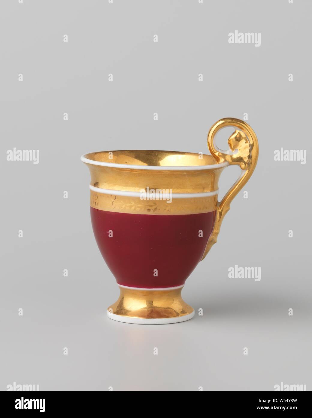Tasse avec de l'or des frontières sur un fond rouge, tasse en porcelaine sur une base de diffusion et avec une oreille, gondolé, recouvert sur l'émail avec le rouge et or. La paroi extérieure est couverte de rouge et le pied, rim, de l'oreille et une partie de la paroi interne avec de l'or. Sur le bord extérieur d'une fleur vigne dans l'une des bandes d'or. Empire., anonyme, France (peut-être), ch. 1800 - c. 1824, Porcelaine, glaçure (matériel), de l'or (métal), la vitrification, h 11,2 cm d 7,9 cm d 5 cm l 9,6 cm Banque D'Images