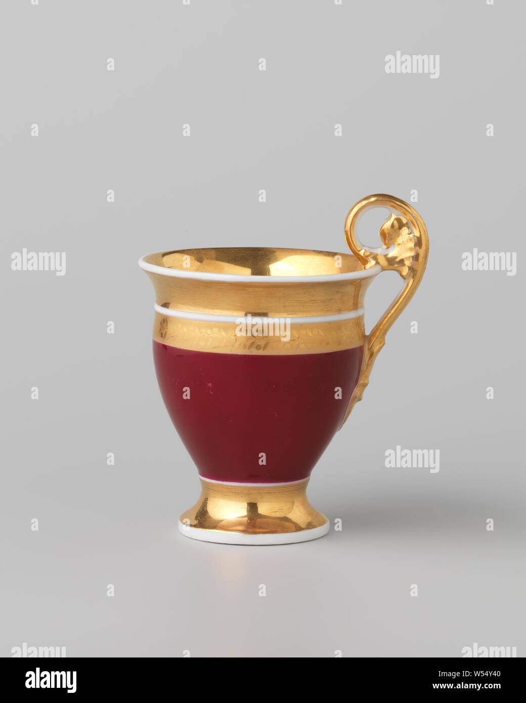 Tasse avec de l'or des frontières sur un fond rouge, tasse en porcelaine sur une base de diffusion et avec une oreille, gondolé, recouvert sur l'émail avec le rouge et or. La paroi extérieure est couverte de rouge et le pied, rim, de l'oreille et une partie de la paroi interne avec de l'or. Sur le bord extérieur d'une fleur vigne dans l'une des bandes d'or. Empire., anonyme, France (peut-être), ch. 1800 - c. 1824, Porcelaine, glaçure (matériel), de l'or (métal), la vitrification, h 11,2 cm d 7,9 cm d 5 cm l 9,6 cm Banque D'Images