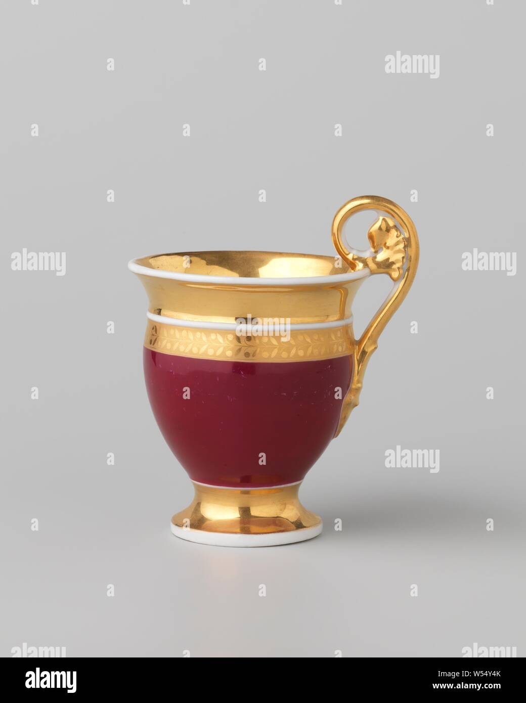 Tasse avec de l'or des frontières sur un fond rouge, Porcelaine tasse sur une base de diffusion et avec une oreille, gondolé, couvert de rouge et d'or sur l'émail. La paroi extérieure est couverte de rouge et le pied, rim, de l'oreille et une partie de la paroi interne avec de l'or. Sur le bord extérieur d'une fleur vigne dans l'une des bandes d'or. Empire., anonyme, France (peut-être), ch. 1800 - c. 1824, Porcelaine, glaçure (matériel), de l'or (métal), la vitrification, h 11,2 cm d 7,9 cm d 5 cm l 9,6 cm Banque D'Images