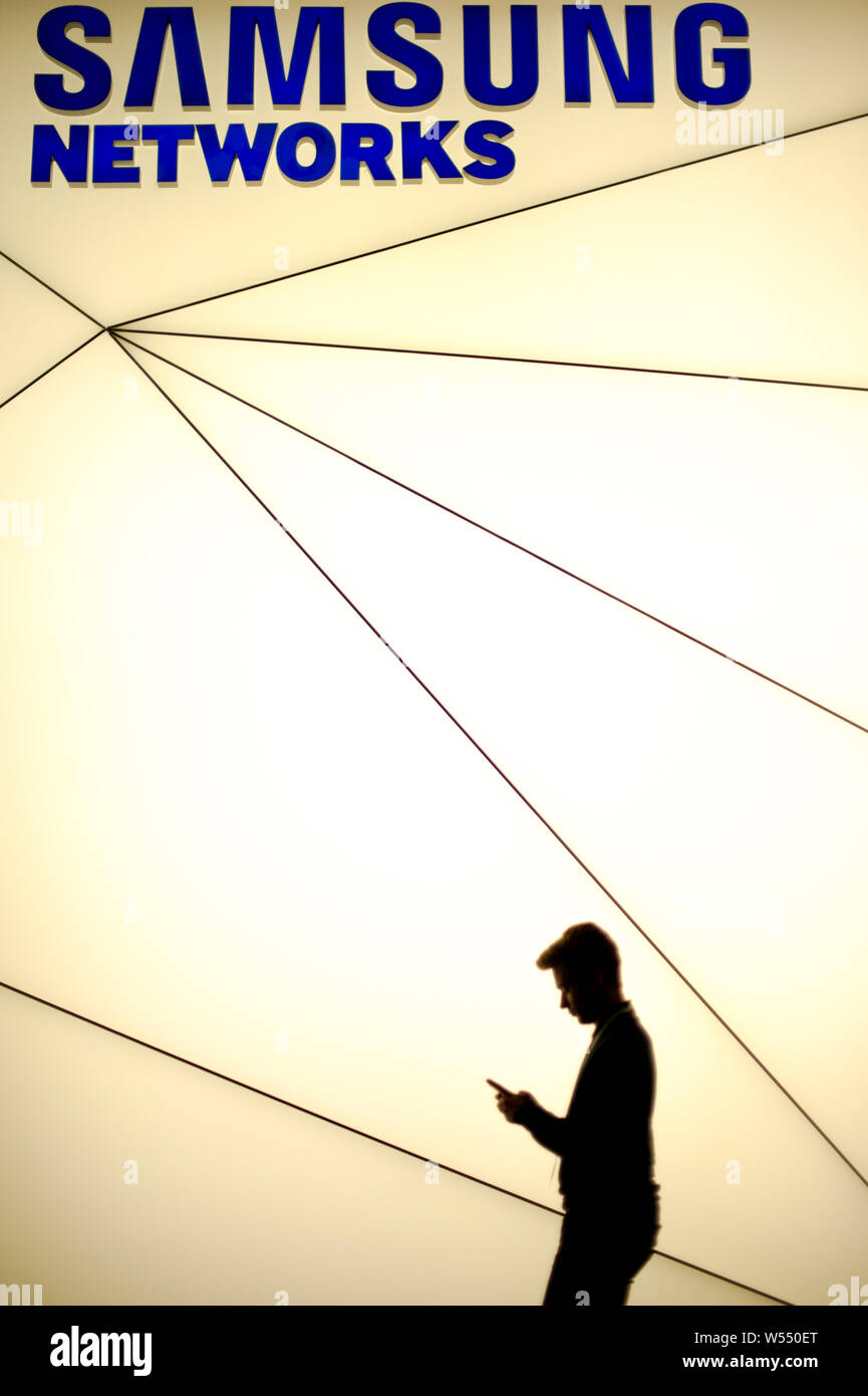 --FILE--un visiteur passe devant le stand de Samsung Networks au cours du Mobile World Congress 2019 (MWC19) à Barcelone, Espagne, 25 février 2019. L Banque D'Images