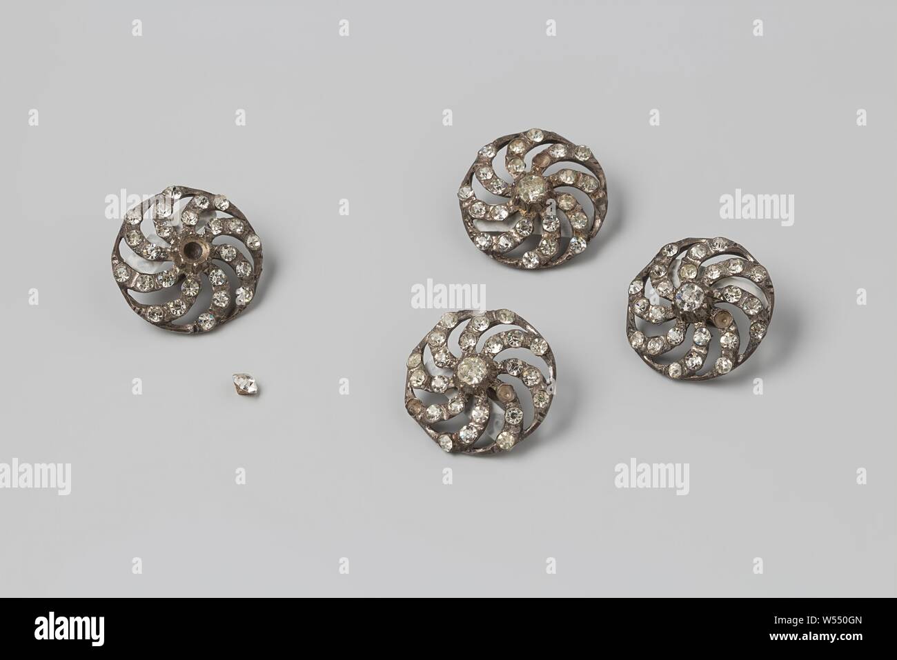 Bouton avec une grosse pierre dans le centre autour duquel huit petits rayons de courbes, quatre boutons d'argent et d'strasz. Décorées avec huit rayons courbes avec de petits strass, à partir de 1 grande pierre au milieu., anonyme, France (peut-être), ch. 1800, in a general sense, versiering, broyage, d 2 cm x h 0,5 cm Banque D'Images