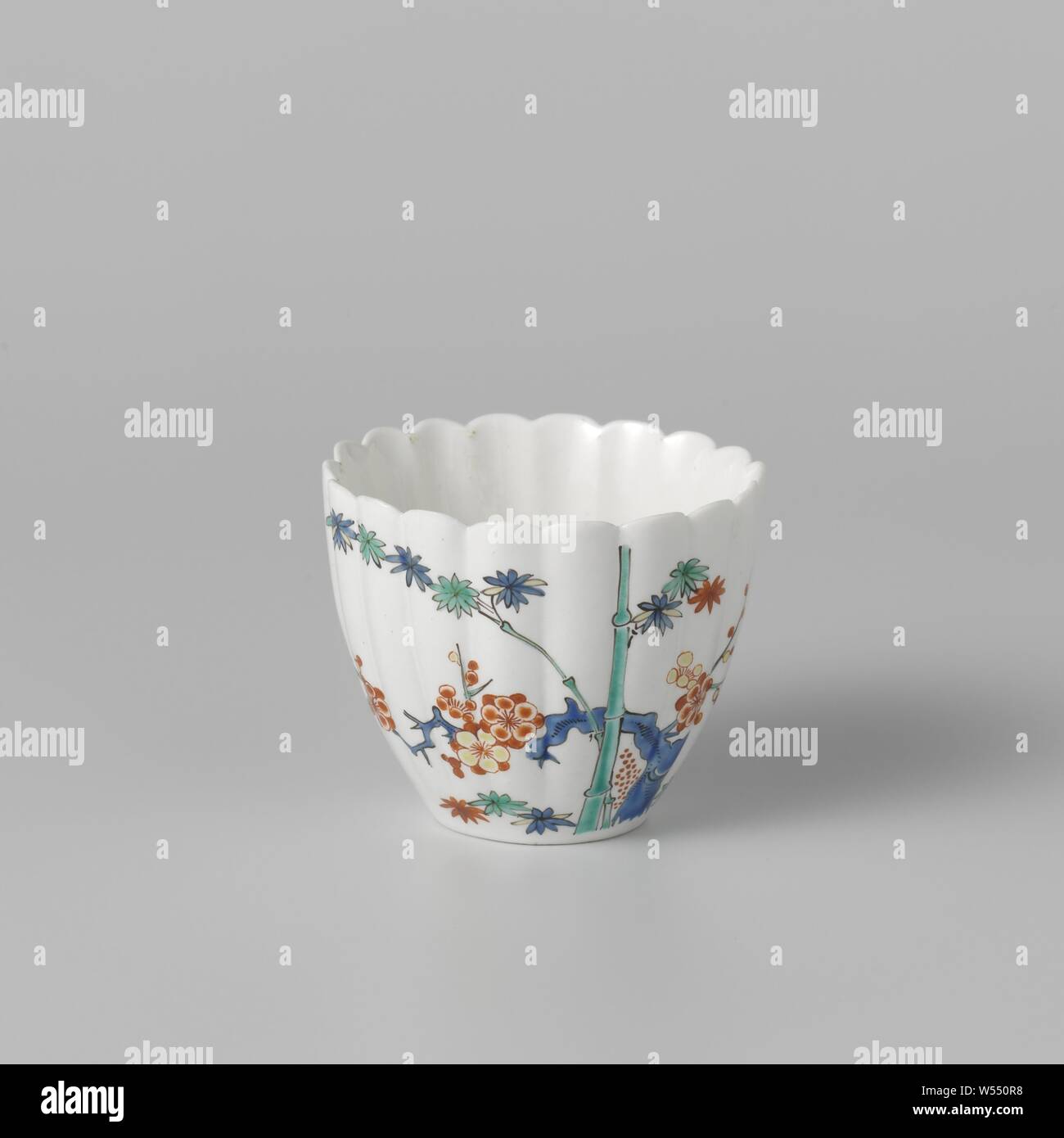 Tasse d'oiseaux et de plantes à fleurs, nervuré tasse de porcelaine à pâte molle (pâte tendre) avec un bord lobé, peinte sur l'émail en bleu, rouge, vert, jaune et noir. Le mur extérieur avec deux oiseaux et plantes à fleurs (prunus, bambou). La tête est dans le style des Japonais Kakiemon porcelaine., Chantilly, ch. 1730 - c. 1750, porcelaine (matériau), soft-pâte porcelaine, glaçure, la vitrification, H 5,9 cm d 7,1 cm d 3,4 cm Banque D'Images