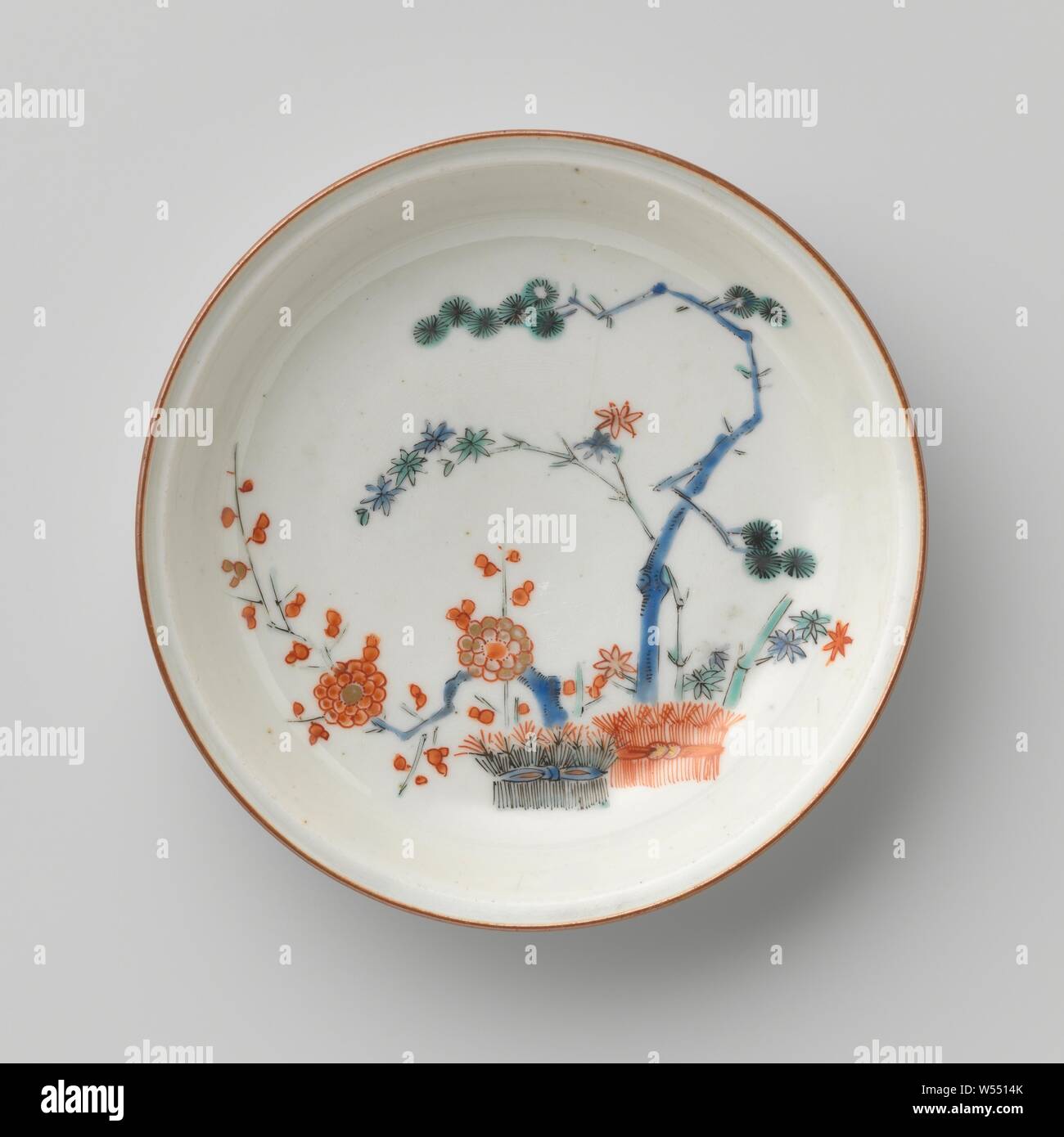 La soucoupe d 'trois amis de l'hiver', plat en porcelaine peinte sur l'émail en bleu, rouge, vert, noir et or avec les 'trois amis de l'hiver' (bambou, prunus, pin), par deux lié aux couvertures. Border Brown. Style Kakiemon., anonyme, le Japon, l'c. 1670 - c. 1700, période Edo (1600-1868), Porcelaine, glaçure (matériel), de l'or (métal), la vitrification, H 2,7 cm d 11,8 cm d 6,8 cm Banque D'Images