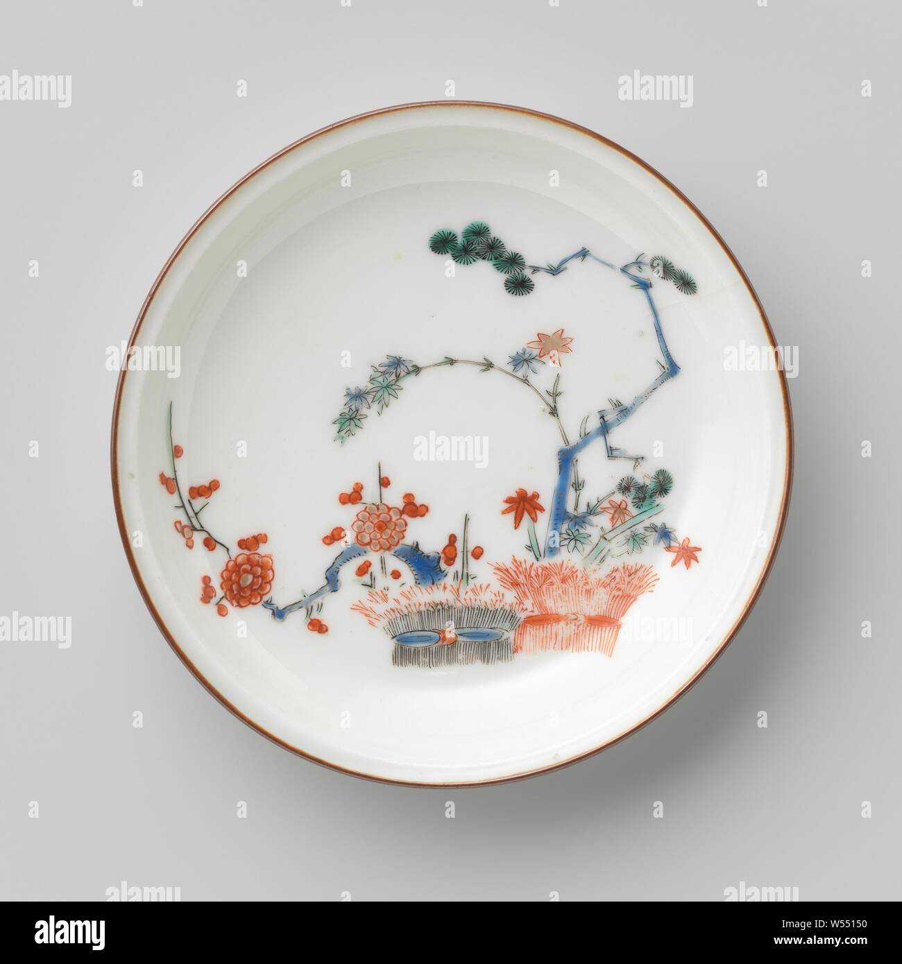 La soucoupe d 'trois amis de l'hiver', plat en porcelaine peinte sur l'émail en bleu, rouge, vert, noir et or avec les 'trois amis de l'hiver' (bambou, prunus, pin), par deux lié aux couvertures. Border Brown. Une fissure dans le bord. Style Kakiemon., anonyme, le Japon, l'c. 1670 - c. 1700, période Edo (1600-1868), Porcelaine, glaçure (matériel), de l'or (métal), la vitrification, H 2,4 cm d 12 cm d 7,2 cm Banque D'Images