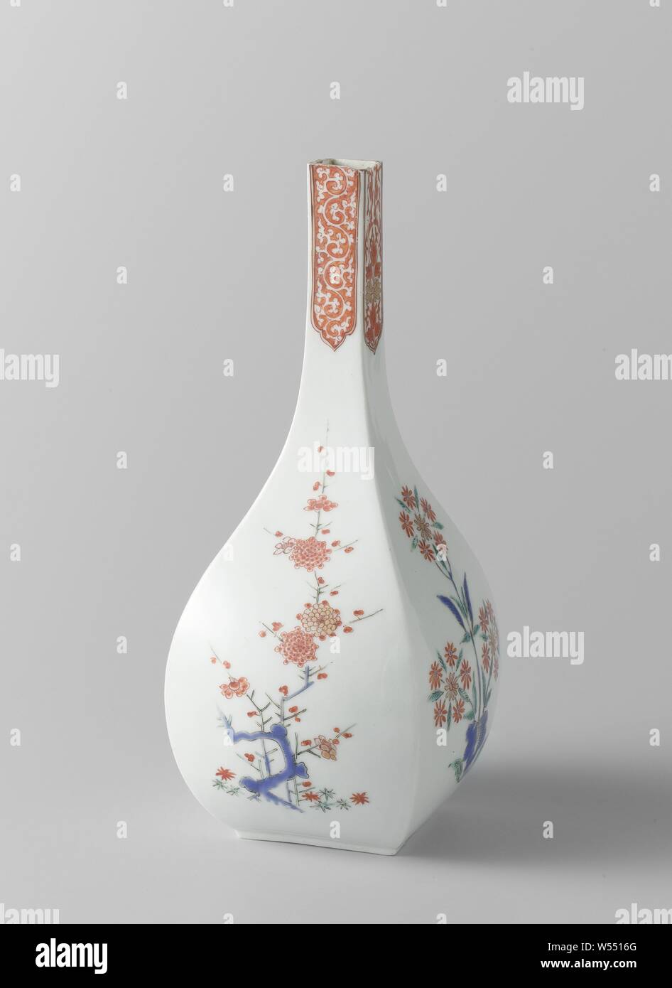 Flacon carré avec prunus et fleurs stylisées, flacon carré en porcelaine, au long cou, peinte sur l'émail en bleu, rouge, vert, noir et or avec une alternance de Prunus et de fleurs stylisées sur les quatre murs. Les champs encadrés d'or sur le cou avec alternance de vignes en feuilles avec une fleur et feuille de vigne enregistré dans le stock. Cou raccourci. Kakiemon., anonyme, le Japon, l'c. 1670 - c. 1690, période Edo (1600-1868), Porcelaine, glaçure (matériel), de l'or (métal), la vitrification, h 21,5 cm l 11,6 cm l 5.1 cm Banque D'Images