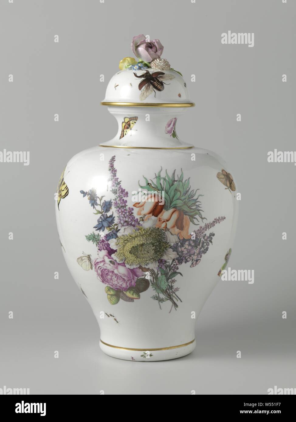 Lidded vase, Vase avec couvercle, bouquets de fleurs multicolores peints avec vase en porcelaine, peint de. Le vase est inversé et ovoïdes en forme de diabolo a un cou, une bouche et une jante profilée couvercle incurvé. Le vase est peint avec des bouquets de fleurs, de papillons, de chenilles sur une feuille et d'autres insectes. Un grand cerf volant est peint sur le couvercle. Le vase est marquée., Meissener Porzellan Manufaktur, Meissen, ch. 1740, porcelaine (matériau), h 48,5 cm × d 28 cm Banque D'Images