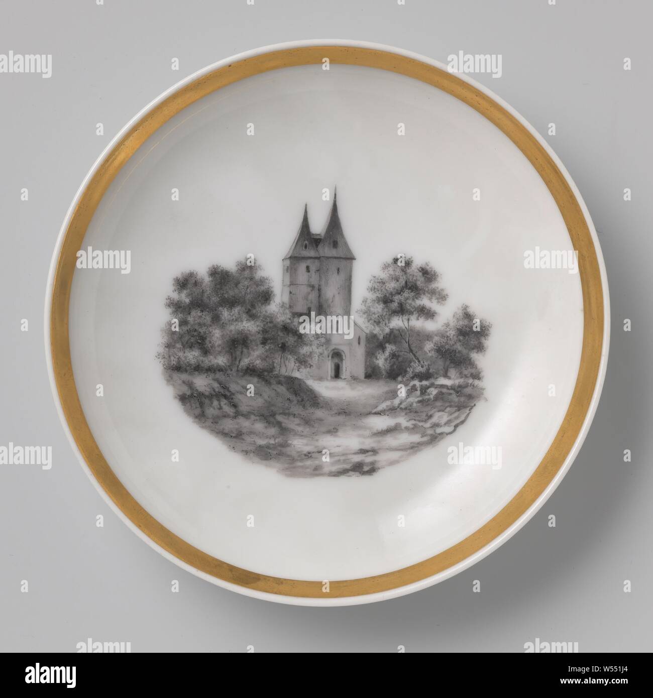 Soucoupe d'un paysage, plat en porcelaine, peintes sur l'émail en noir et or. Sur l'étagère un bâtiment à deux tours dans un paysage. Bande dorée., anonyme, l'Europe, c. 1850, Porcelaine, glaçure (matériel), de l'or (métal), la vitrification, H 3,2 cm d 8,1 cm 14,8 cm d Banque D'Images