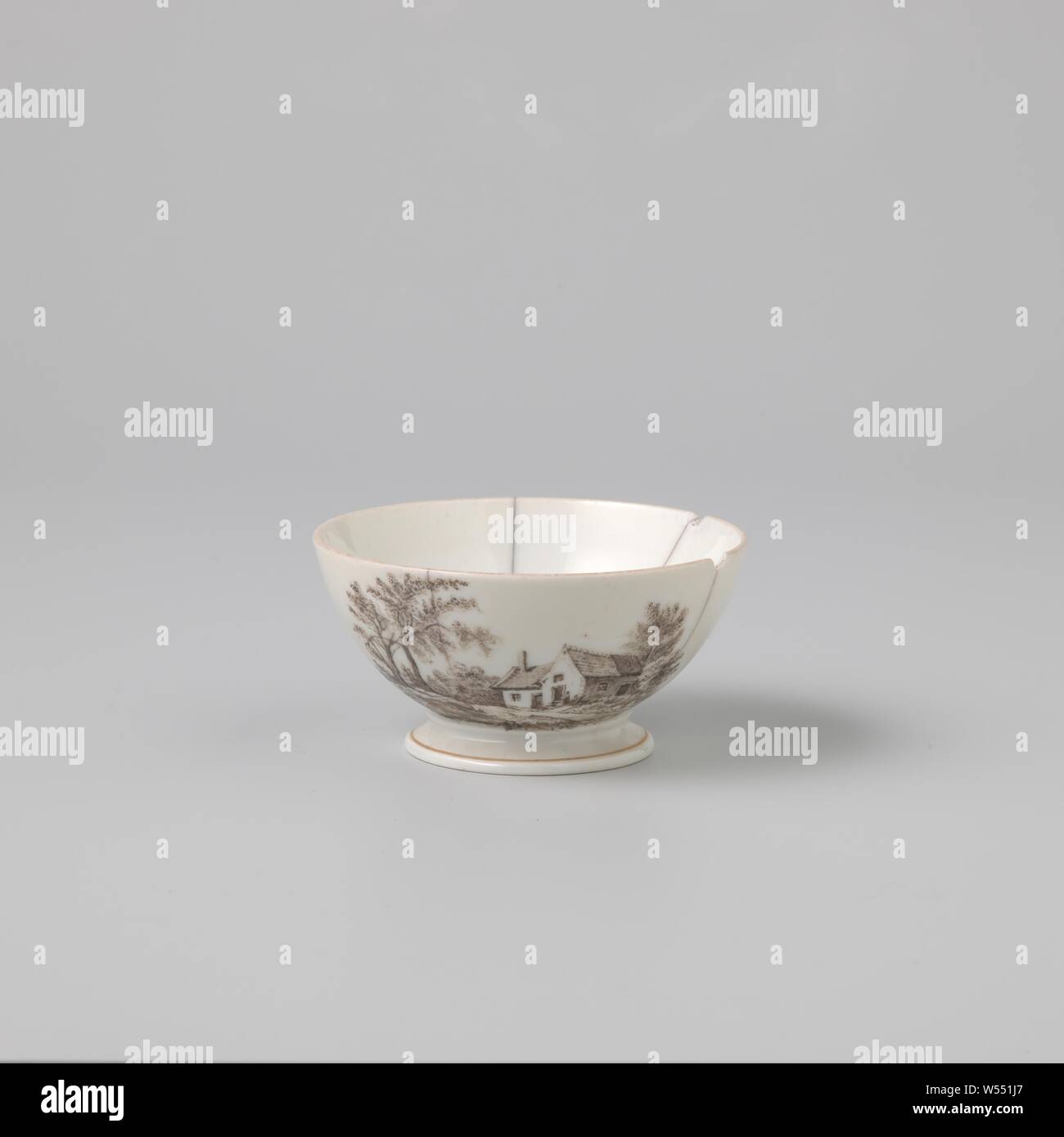 Tasse avec deux paysages, tasse en porcelaine sur une base, peinte sur l'émail en noir et or. Sur le mur extérieur deux fois un paysage avec un bâtiment entre les arbres. Dans l'un des paysages il y a deux personnes en face de la chambre. Sur le fond des panneaux illisibles et l'inscription 'JOH : VII-nous 37b'., anonyme, l'Europe, c. 1850, Porcelaine, glaçure (matériel), de l'or (métal), la vitrification, H 4,7 cm d 9,3 cm d 5,4 cm Banque D'Images