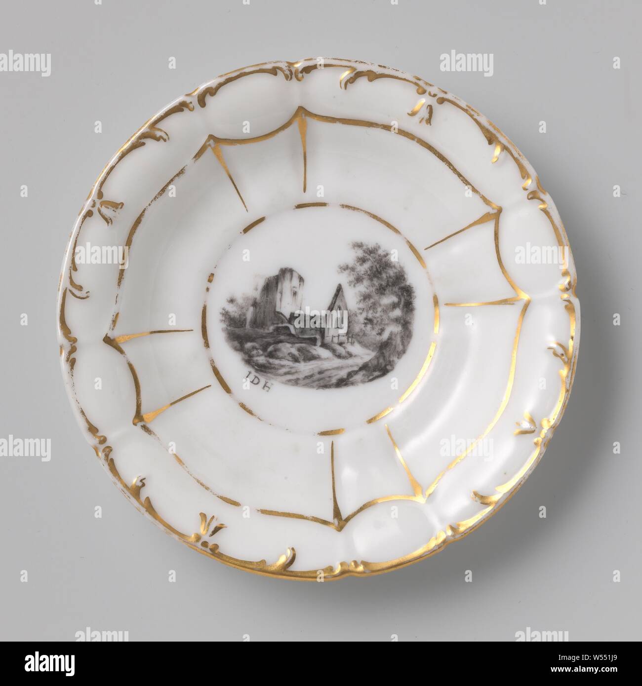 Soucoupe d'une ruine dans un paysage, plat en porcelaine avec un bord festonné, rocaille, peinte sur l'émail en noir et or. Sur l'étagère un médaillon avec une ruine dans un paysage. Large et étroit d'autres sections festonné autour du médaillon. Signé à l'exposition avec IDH. Inscrite sur le fond avec 13 et quelques caractères illisibles., anonyme, l'Europe, c. 1850 - c. 1874, Porcelaine, glaçure (matériel), de l'or (métal), la vitrification, H 2,5 cm d 7,2 cm 14,3 cm d Banque D'Images