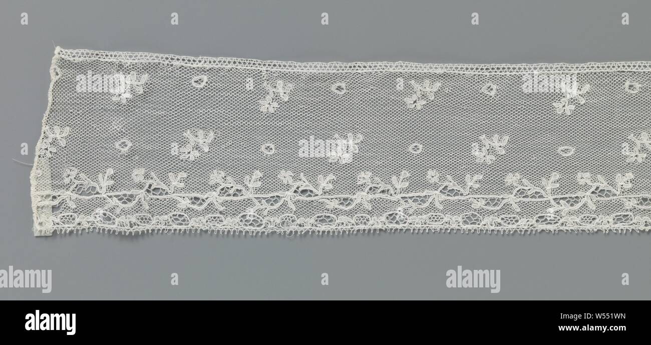 Bande de dentelle avec une fine ligne droite autour de la manivelle sous motif d'éparpillement, Bande de dentelle de couleur naturelle : Malines côté. La partie supérieure de la bande se compose de deux rangées d'un tour de cercle en coupe et une fleur en forme d'étoile avec trois feuilles sur une tige. Le long de la partie inférieure de la bande de Gaza il y a une ligne droite avec une branche autour d'elle avec des fleurs et feuilles. Juste au-dessous est une succession de petits ovales le long de la face inférieure de la bande, toujours avec un tri-lobées feuilles en entre. Les motifs sont réalisés en lin, avec des fils plus épais et brillant contour. Banque D'Images