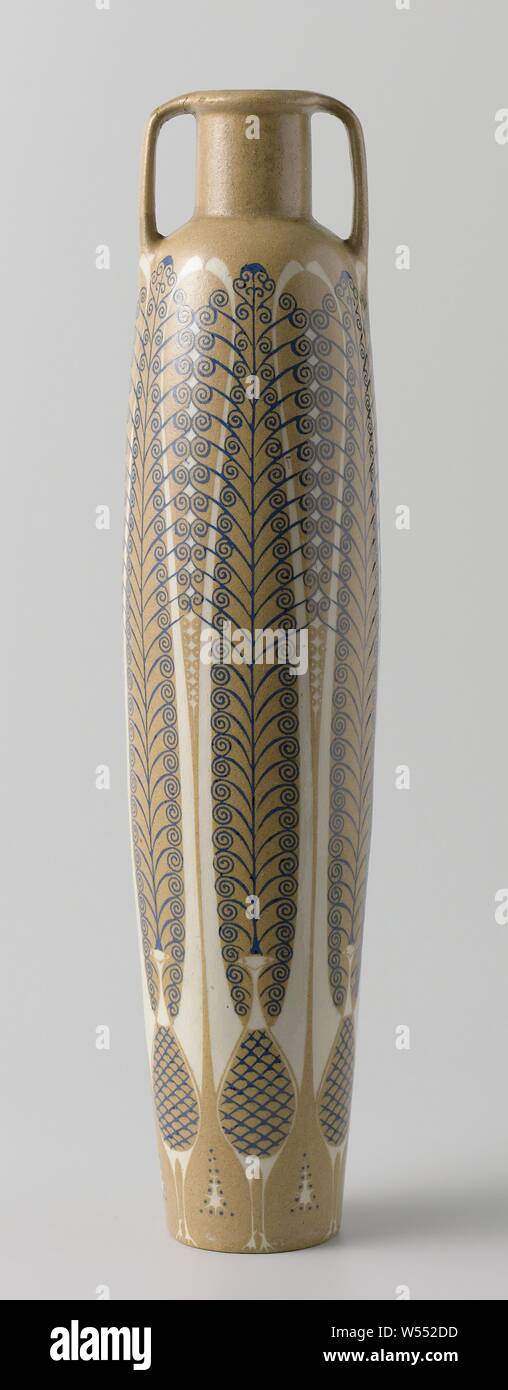 Vase cylindrique avec oiseaux lyre stylisée en blanc et bleu sur le sol jaune-brun, Vase de faïence, cylindrique, légèrement plus large vers le haut, en retrait avec deux oreilles, cou court entre l'épaule et de la bouche. Décoré avec des oiseaux du treuil stylisé en blanc et bleu sur le sol jaune-brun. Amsterdam, Amstelhoek, après conception par C.J. van der Hoef. Marqué. Ca. 1902., Chris van der Hoef, Amsterdam, 1902, Grès, glaçure, h 40,2 cm × d 9,1 cm Banque D'Images
