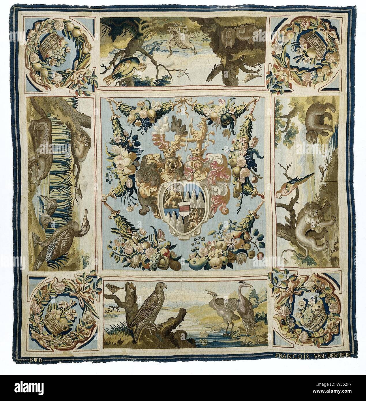 Cirée avec les armoiries de Johann Baptist von Kaltschmidt Eisenberg, conseil secret de l'Archiduc Leopold Wilhelm, nappe de tissu tapisserie avec au centre les armoiries de Johann Baptist von Kaltschmidt Eisenberg (1604-1662) avec bouclier coeur bleu pâle sur l'Autriche, la masse sur la tenture d'autre avec des animaux dans un paysage et dans les coins avec un panier de fleurs et fruits d'une guirlande de feuilles, fleurs et fruits., Frans I van den Hecke, Bruxelles, ch. 1646 - c. 1659, ketting, inslag, tapisserie, h 276,5 cm × w 263 cm Banque D'Images